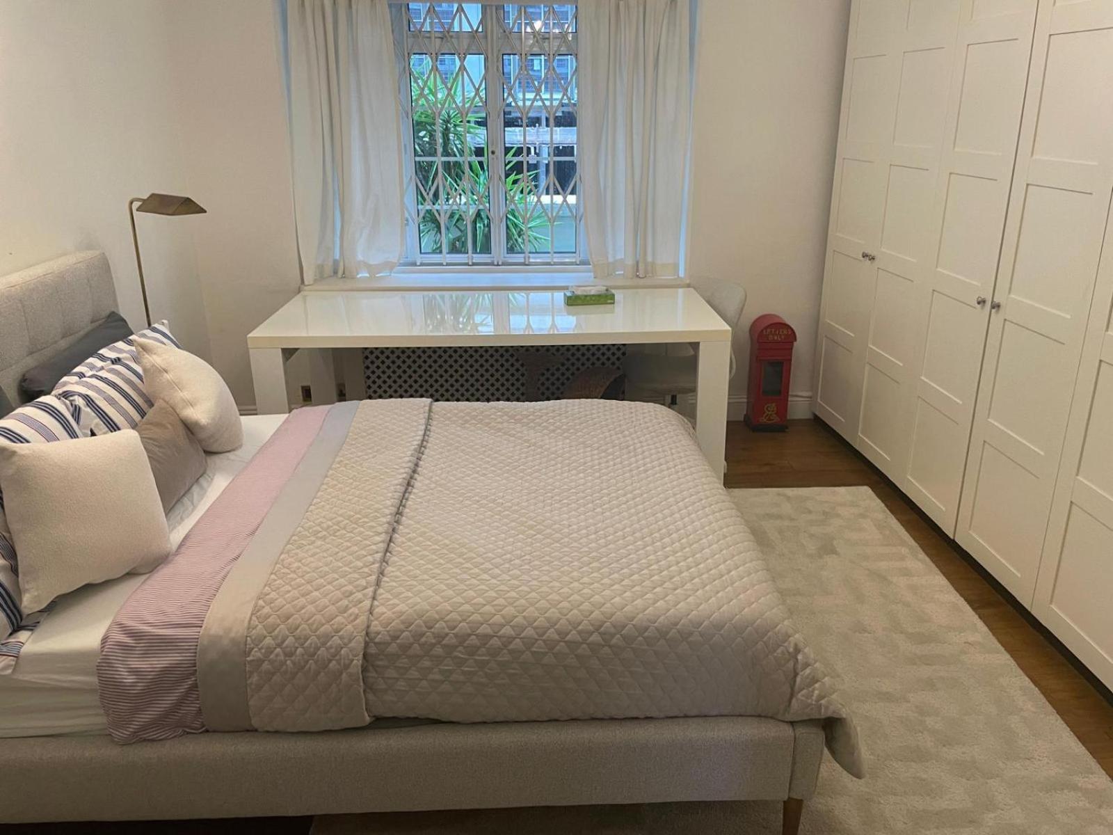 Huge Hyde Park Of Ca. 300 Sqm London