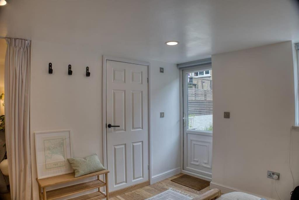 Modern Self-contained With Own Access In Stroud Apartment