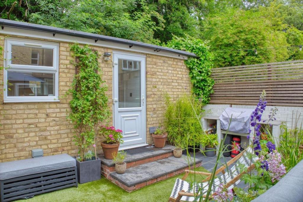 Modern Self-contained With Own Access In Stroud Apartment London