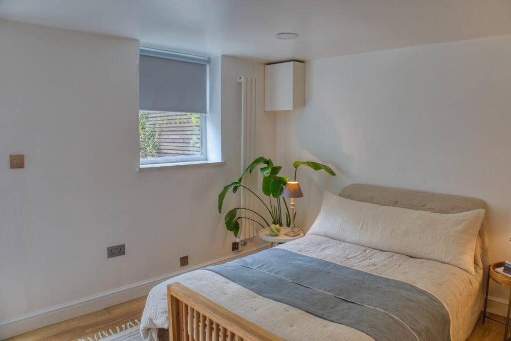 Modern Self-contained With Own Access In Stroud