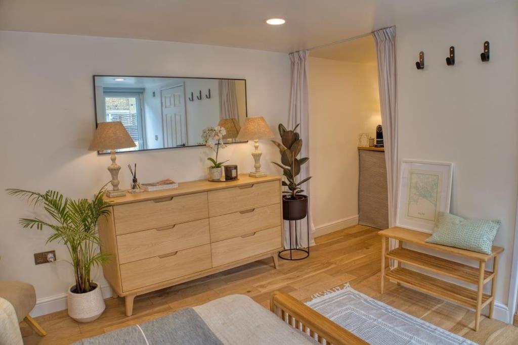 Modern Self-contained With Own Access In Stroud