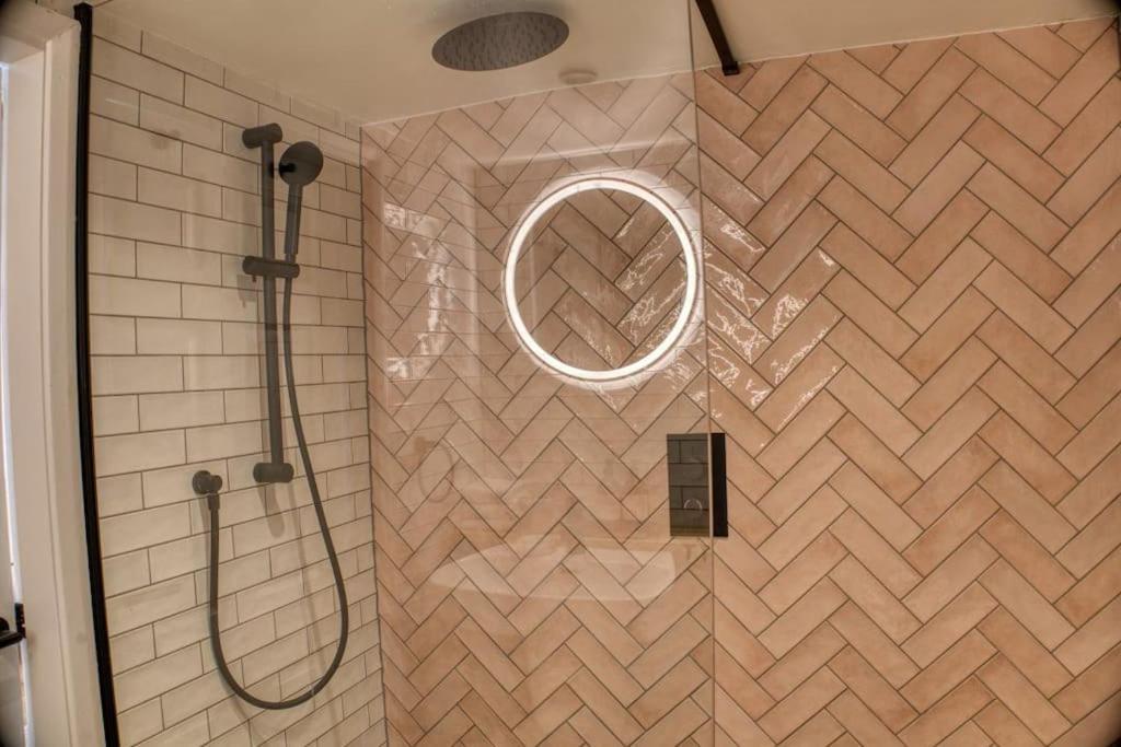 Modern Self-contained With Own Access In Stroud Apartment London
