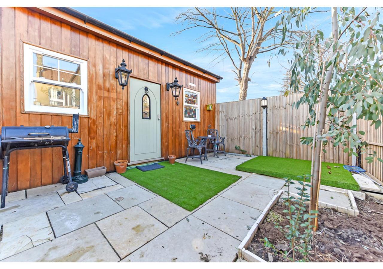 Apartamento Charming Log Cabin With Hot Tub & Grill Londres