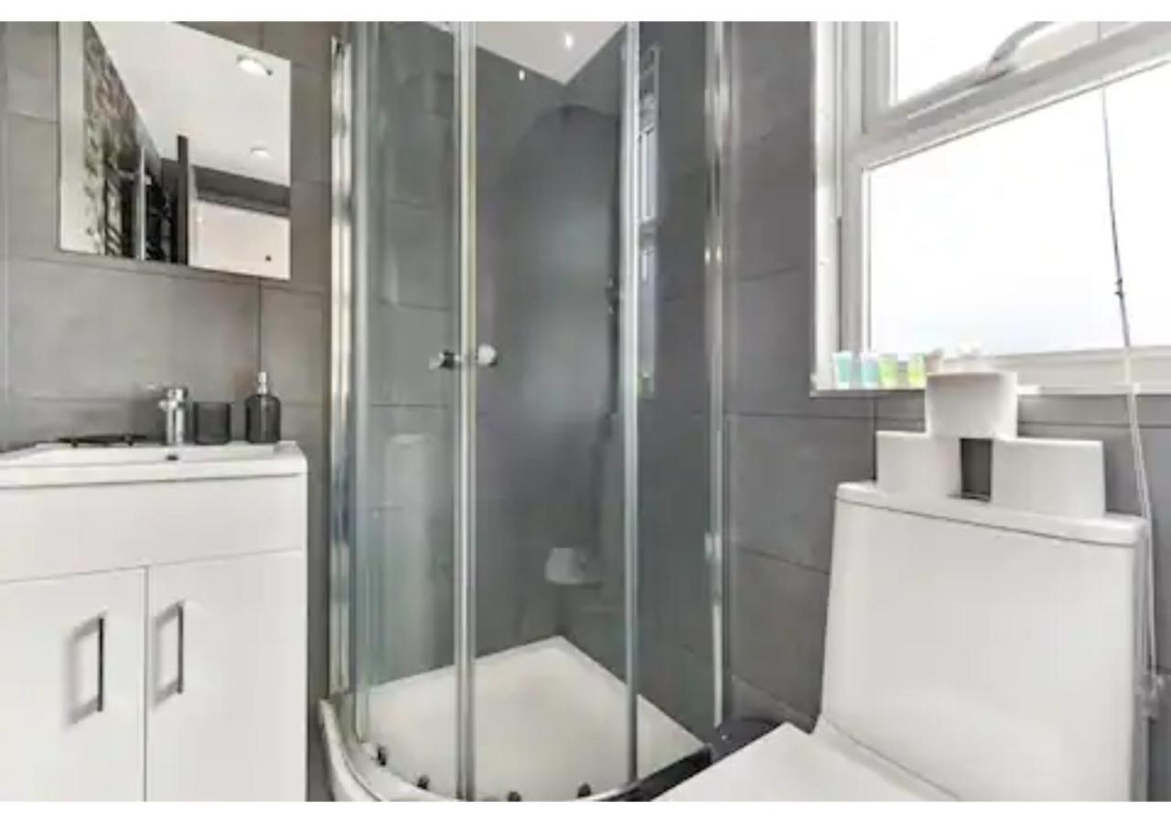 Three Bedroom - Perfect For Large Groups London