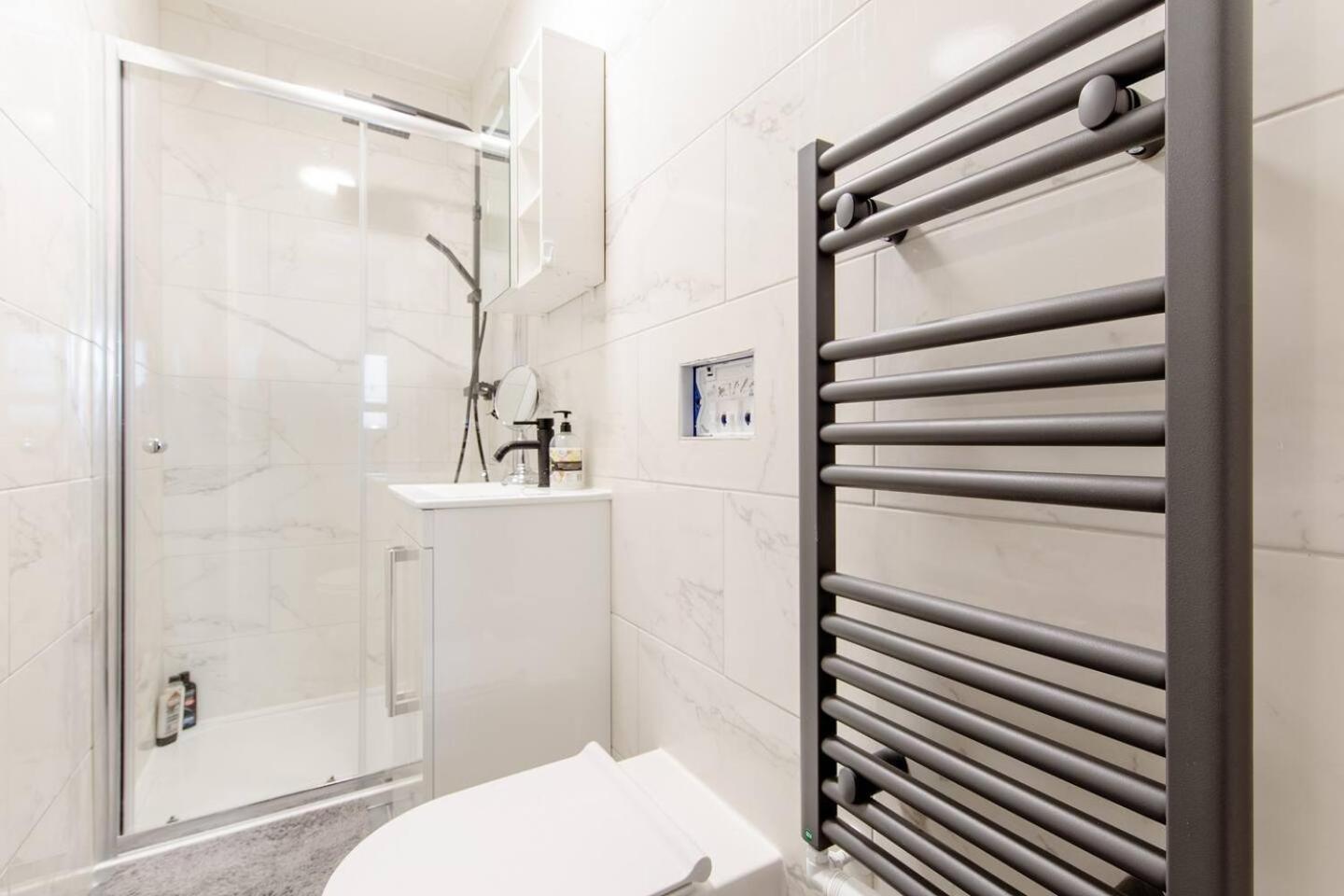 *brand New 1 Bedroom Flat In London* Apartment
