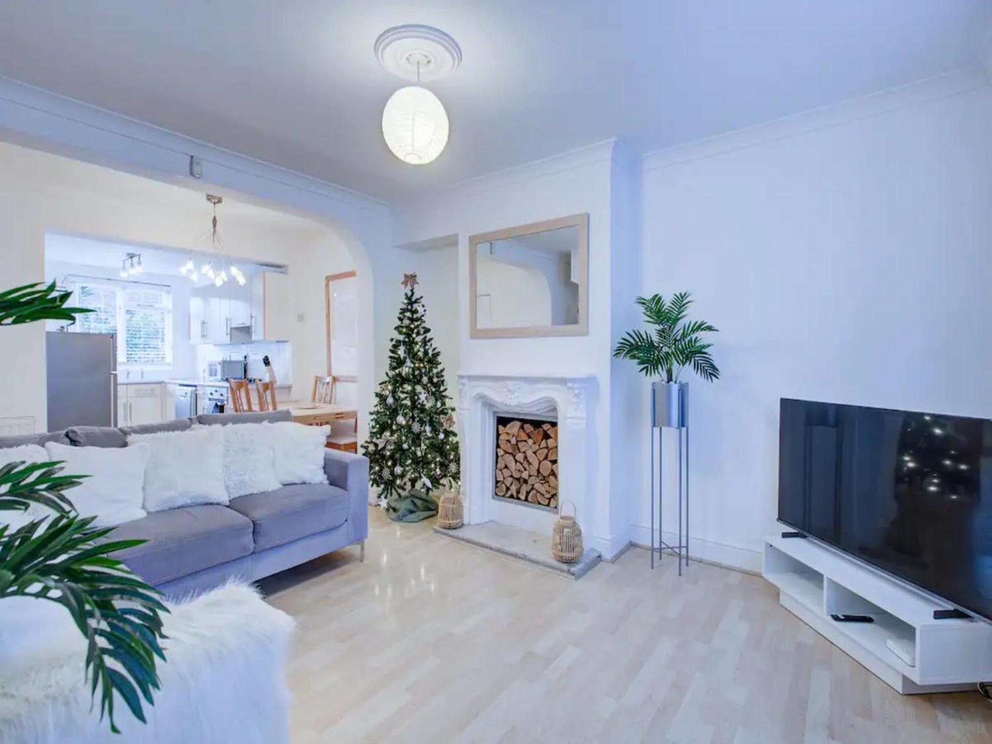 Pass The Keys Charming 2 Bedroom House Good Transport And Parking Holiday home