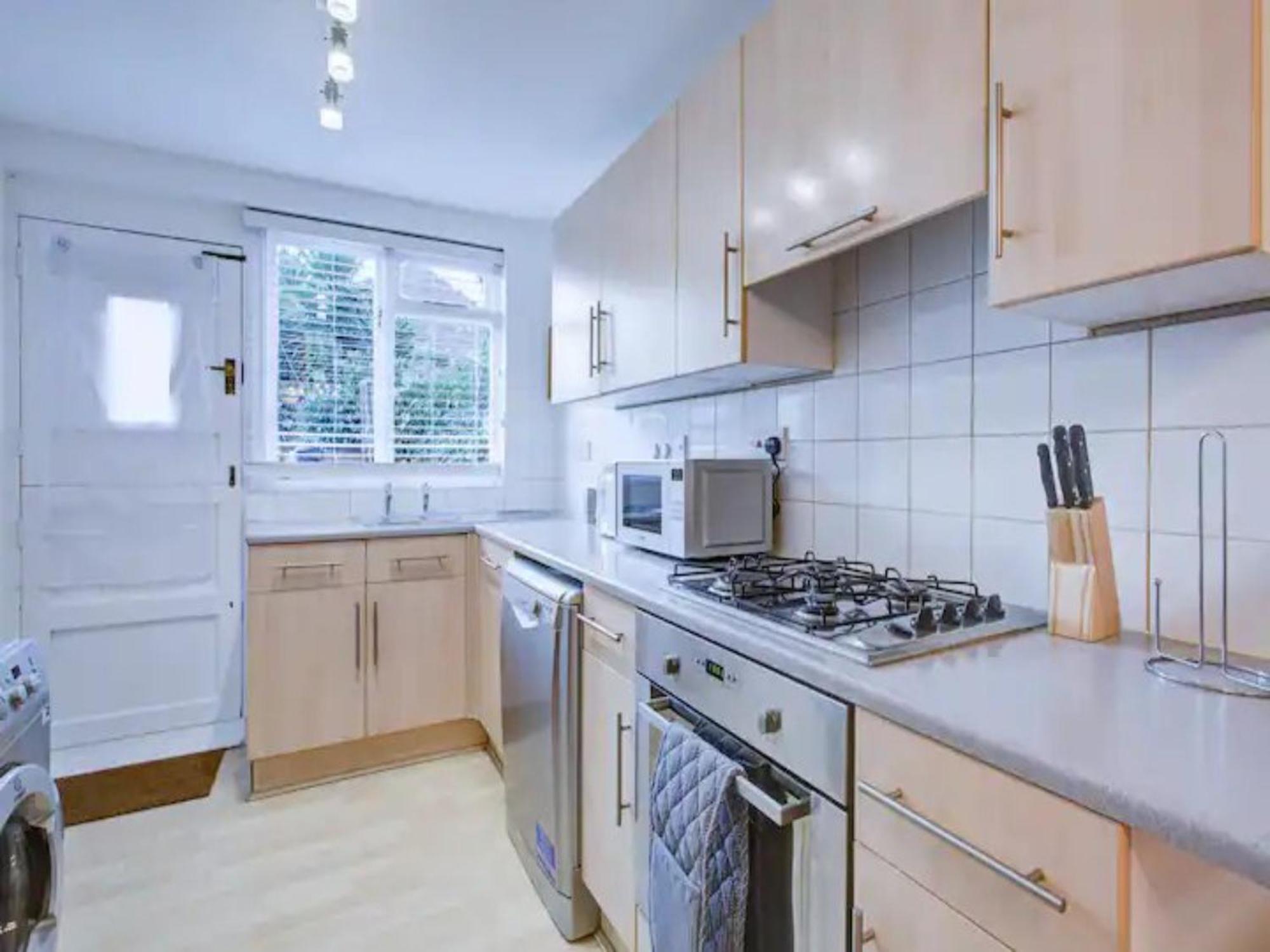 Holiday home Pass The Keys Charming 2 Bedroom House Good Transport And Parking *