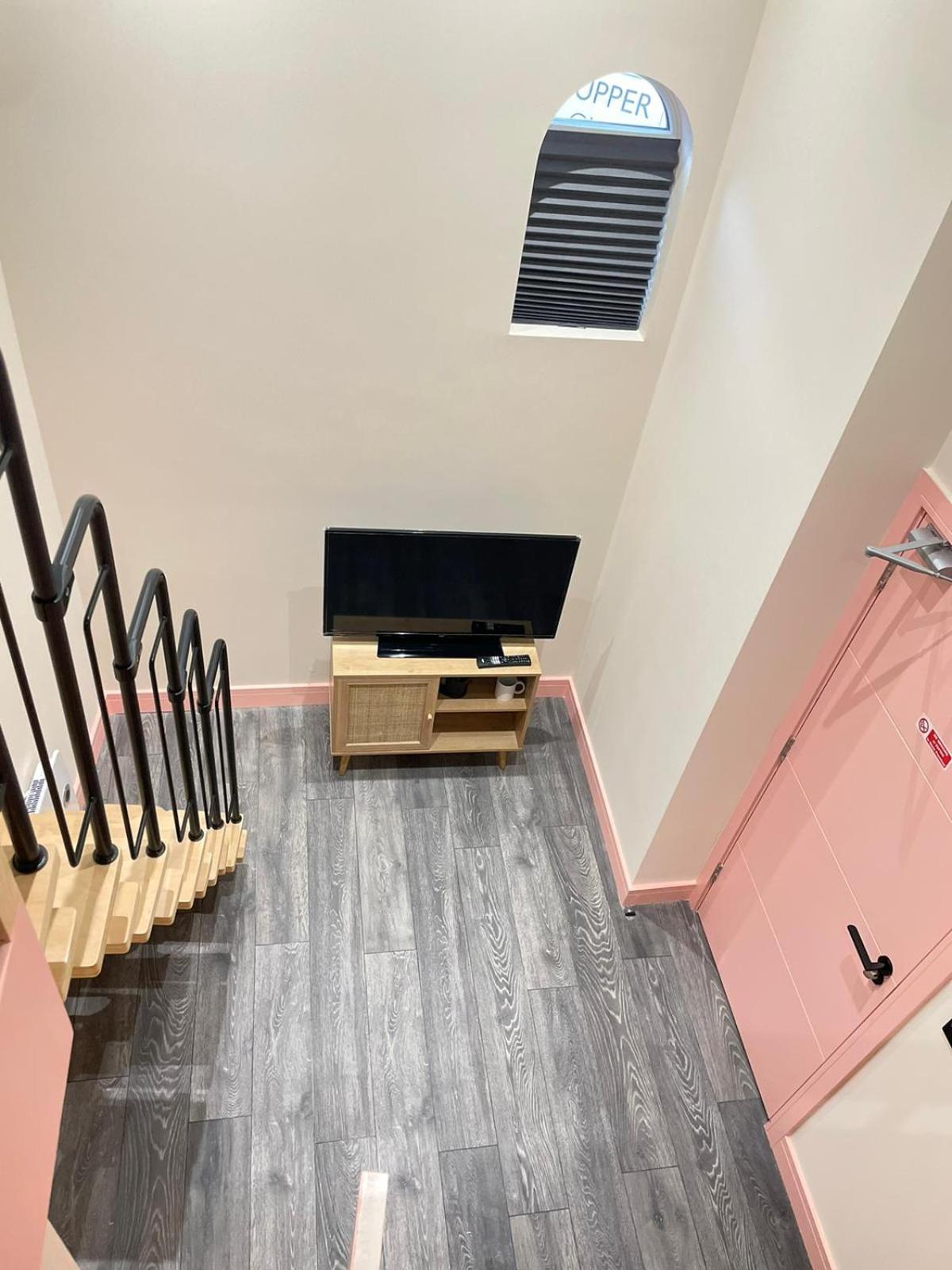 Gasthof Cozy En-suite Loft In Trendy Local London