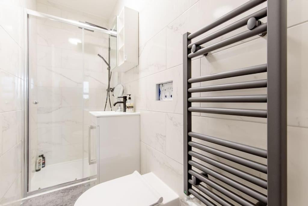 Apartment *brand New 1 Bedroom Flat In London*