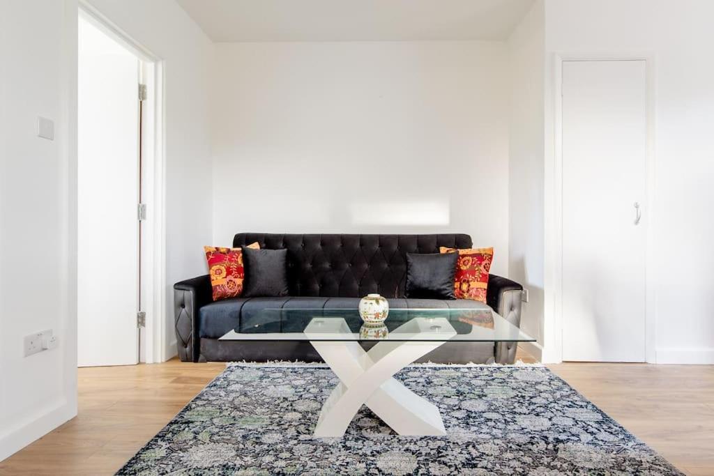 *brand New 1 Bedroom Flat In London* *