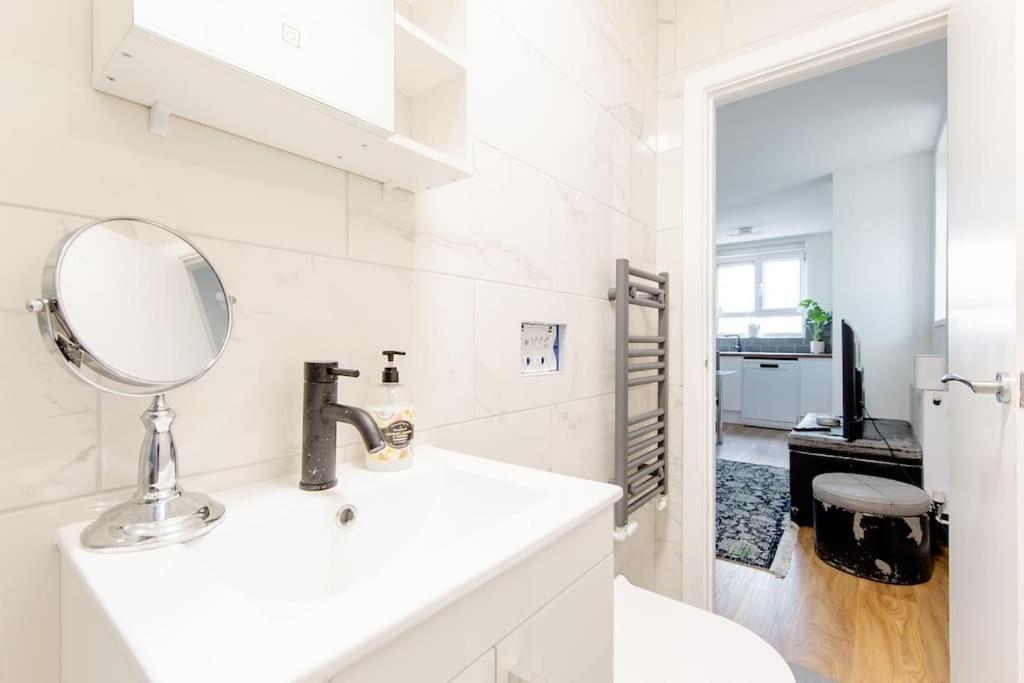 *brand New 1 Bedroom Flat In London* Apartment *