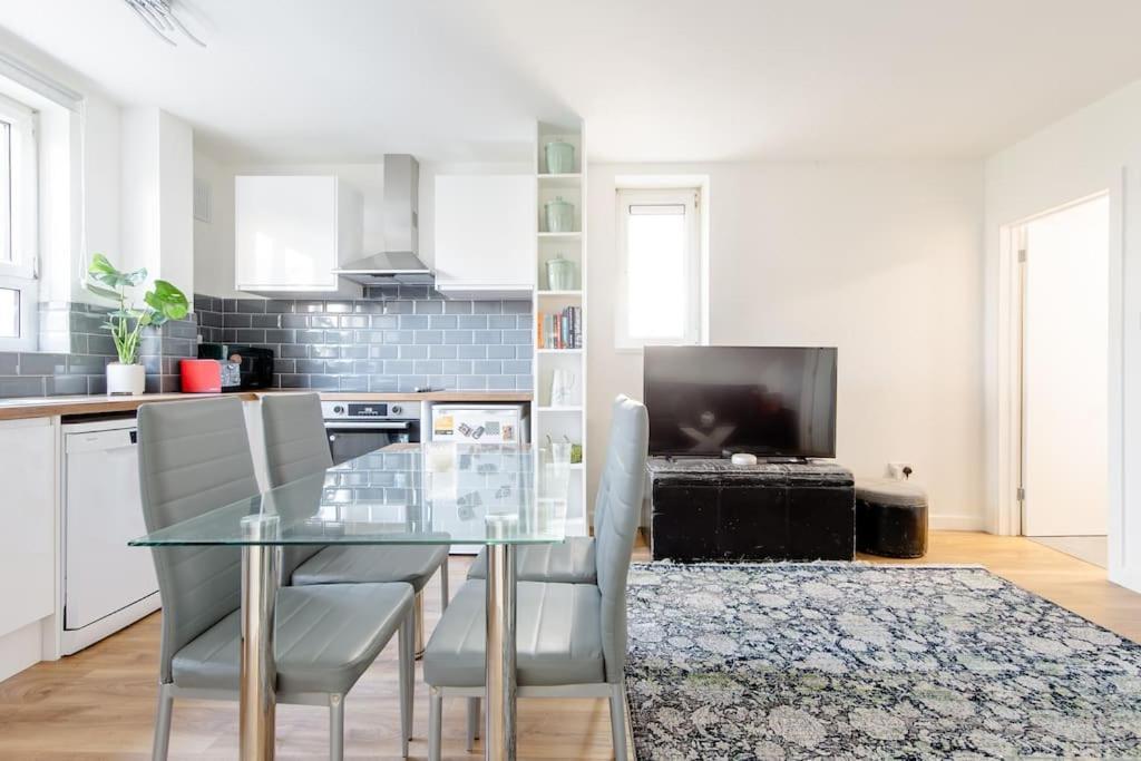 *brand New 1 Bedroom Flat In London* Apartment