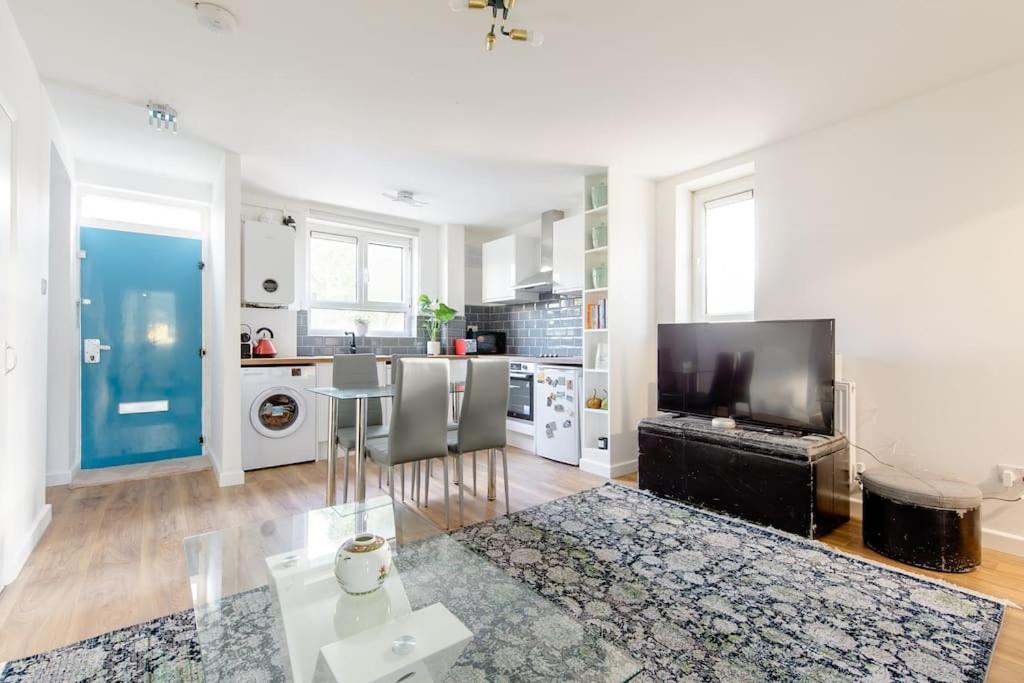 *brand New 1 Bedroom Flat In London* Apartment