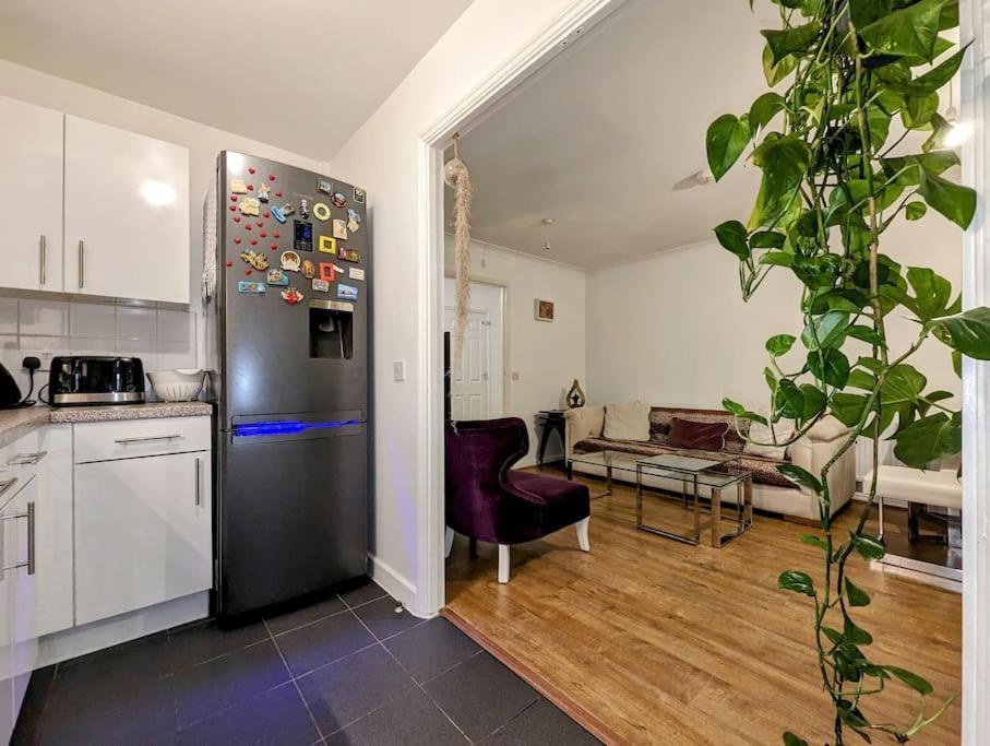 Apartment Large, Plant Filled Flat With Balcony