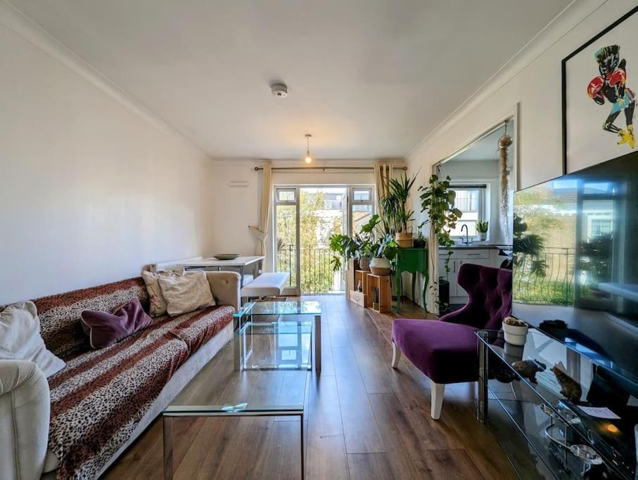 Large, Plant Filled Flat With Balcony *