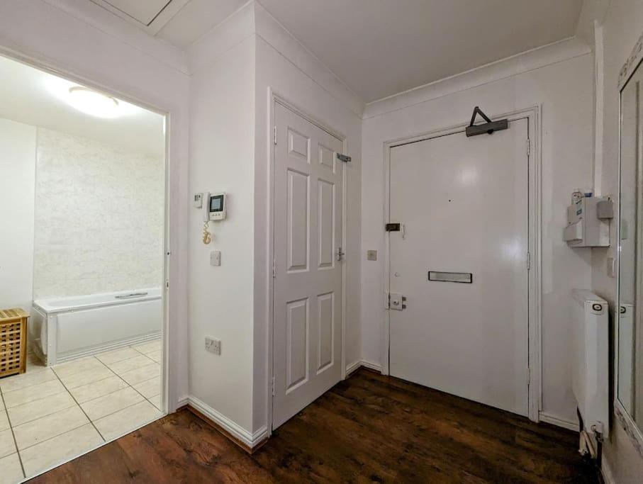 Apartment Large, Plant Filled Flat With Balcony London