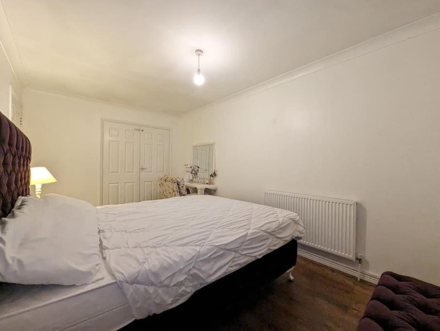 Apartment Large, Plant Filled Flat With Balcony