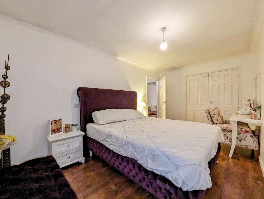 Apartment Large, Plant Filled Flat With Balcony London