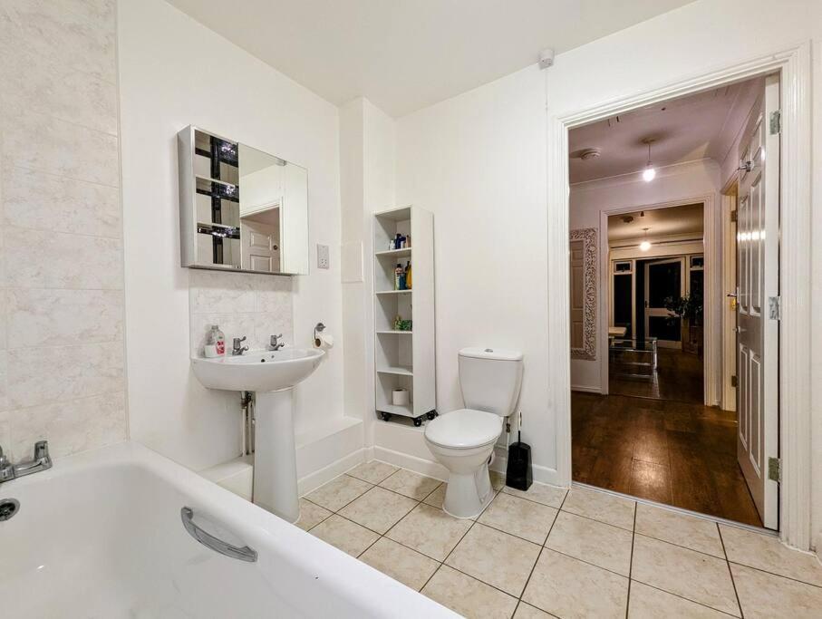 Apartment Large, Plant Filled Flat With Balcony London