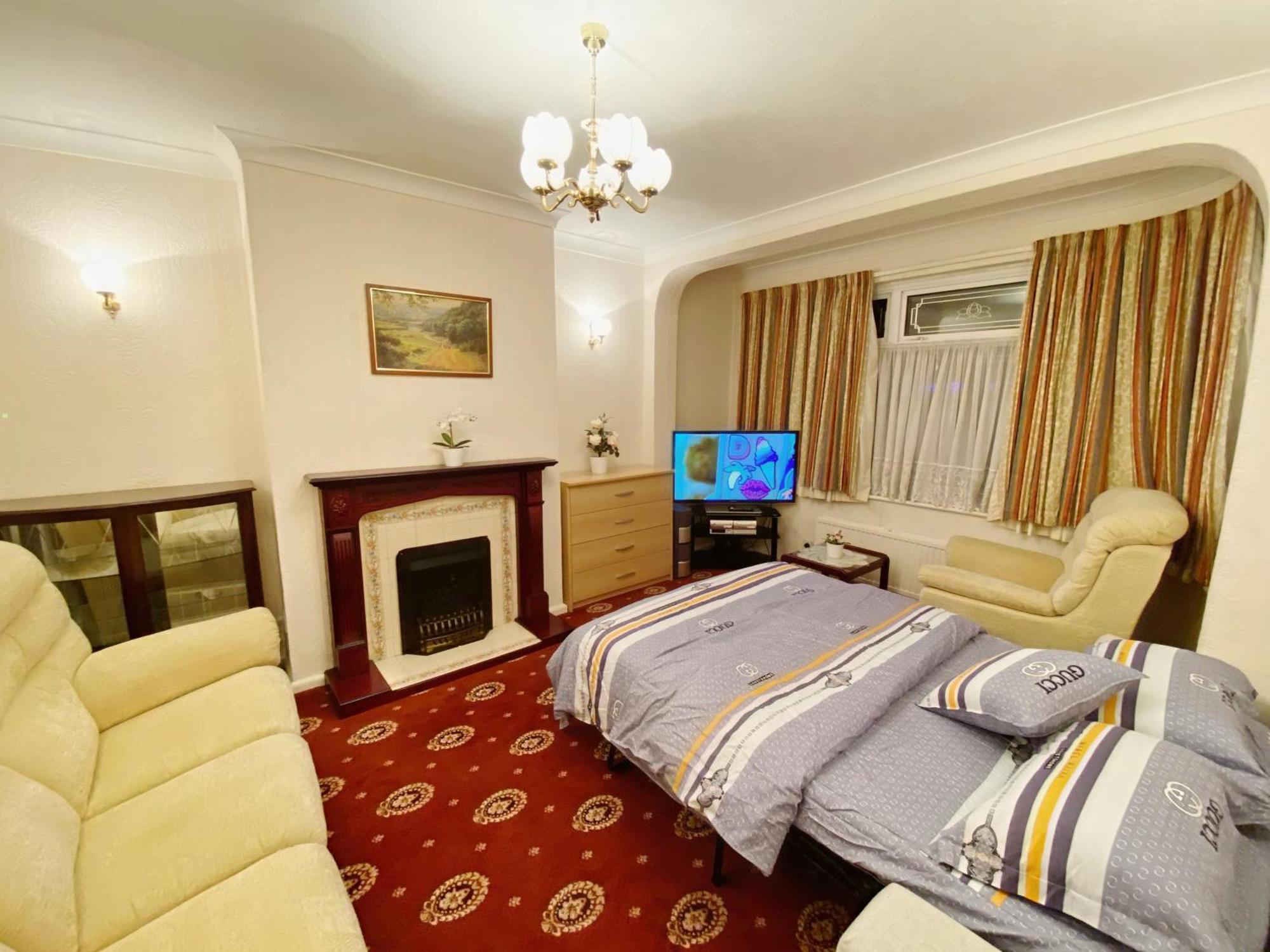 Barking House Sleeps 11 - Parking - Train Tube - Airport Holiday home