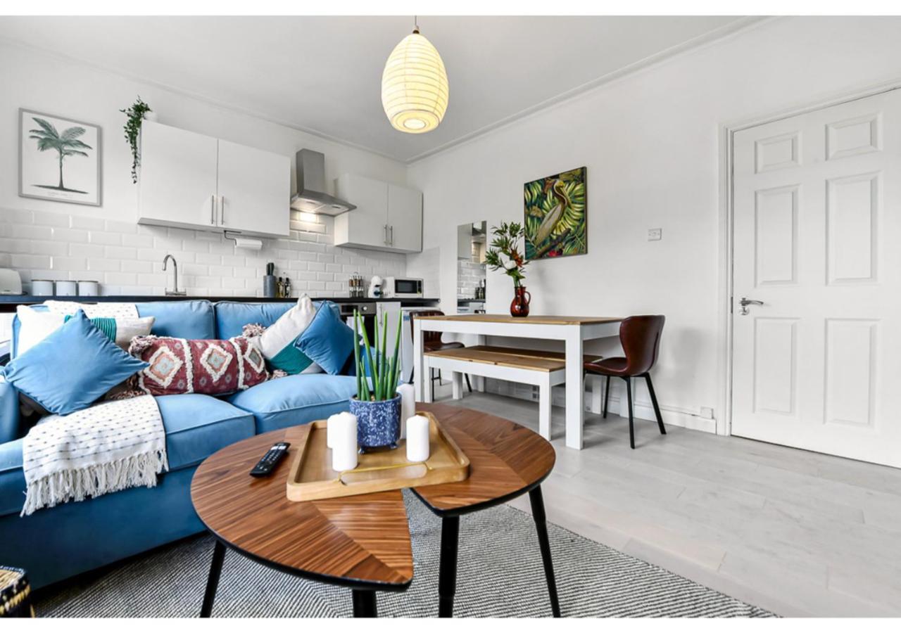 Earth Tones & Greenery: 4br Flat Sleeps 8 London