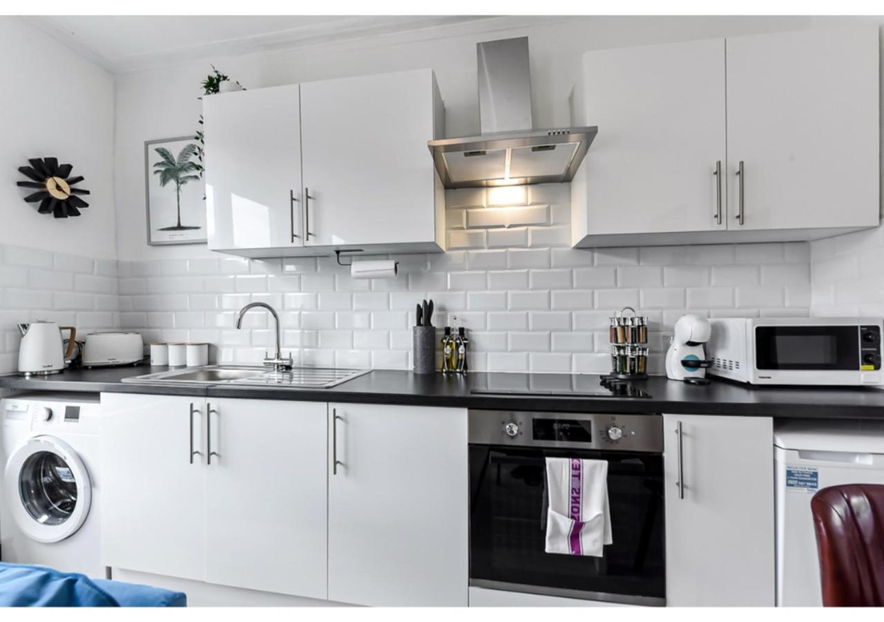 Apartment Earth Tones & Greenery: 4br Flat Sleeps 8 *