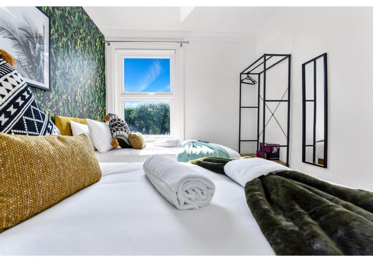 Earth Tones & Greenery: 4br Flat Sleeps 8 * London