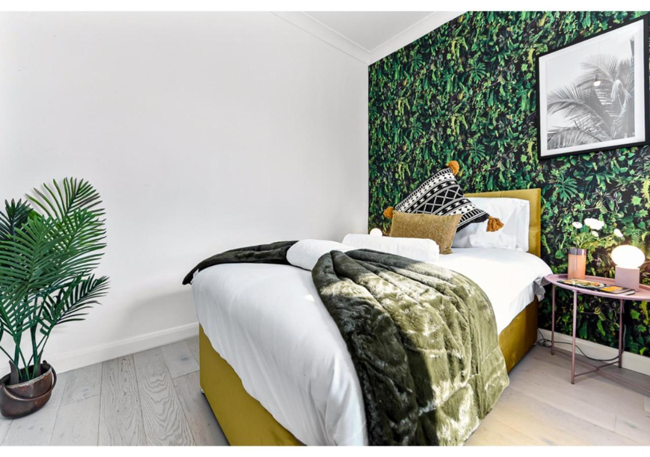 Apartment Earth Tones & Greenery: 4br Flat Sleeps 8 London