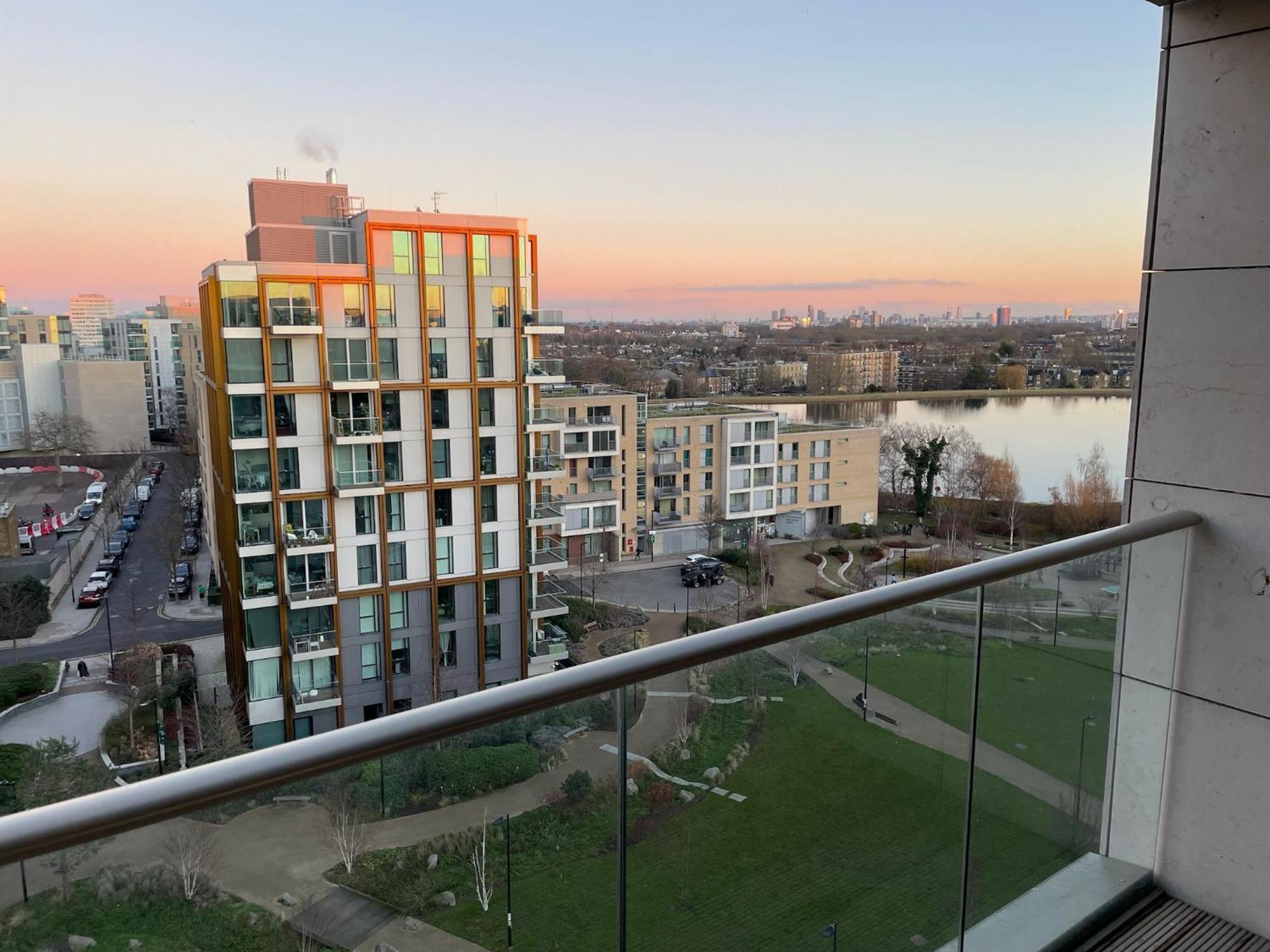 Spacious Flat In Manor House, London