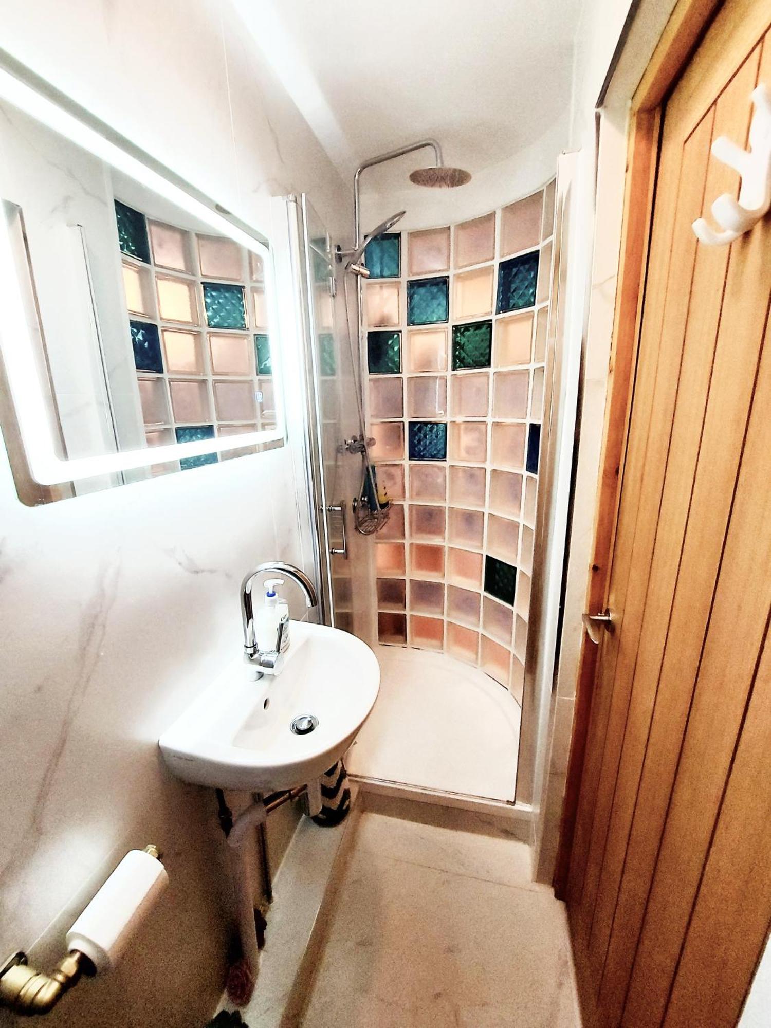 Ferienhaus Free Parking - 4 Bed - 3 Bath - Sofa Bed - Digital Lock Entry London