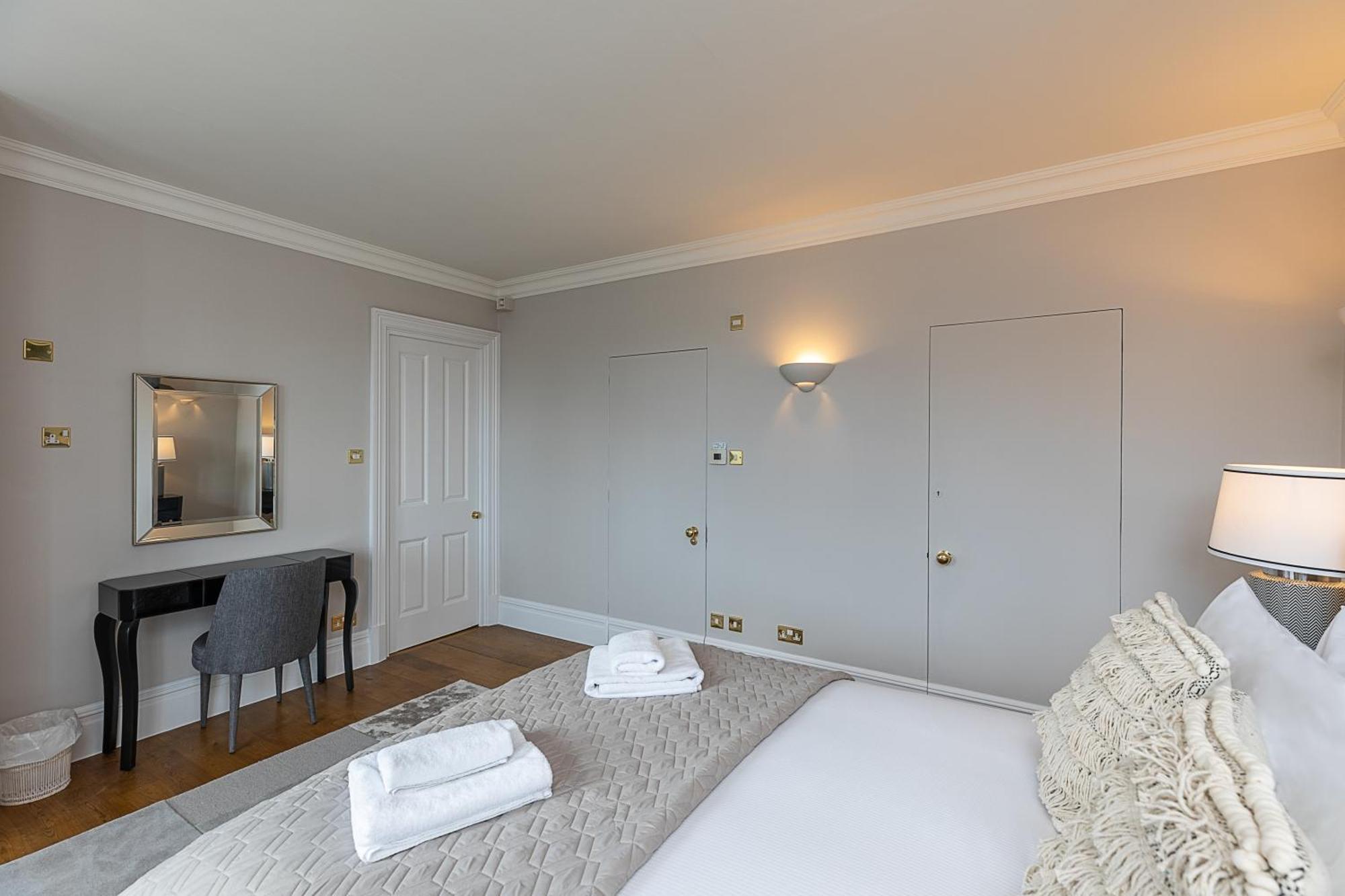Astonishing Flats Near Mayfair & Piccadilly Circus * London