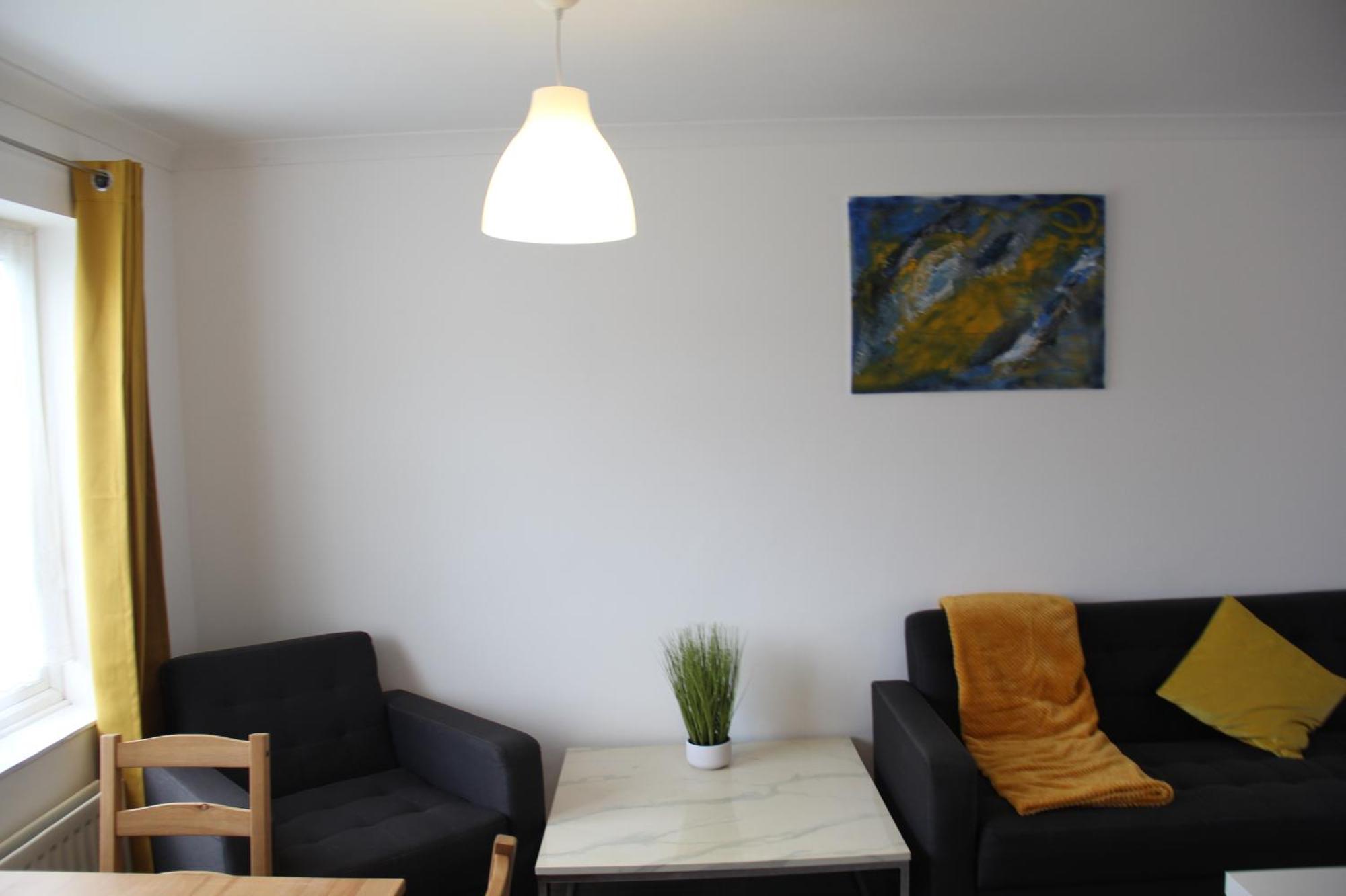 Coolfin House-close To Excel, Contractors, Relocators, Paid Parking Holiday home *