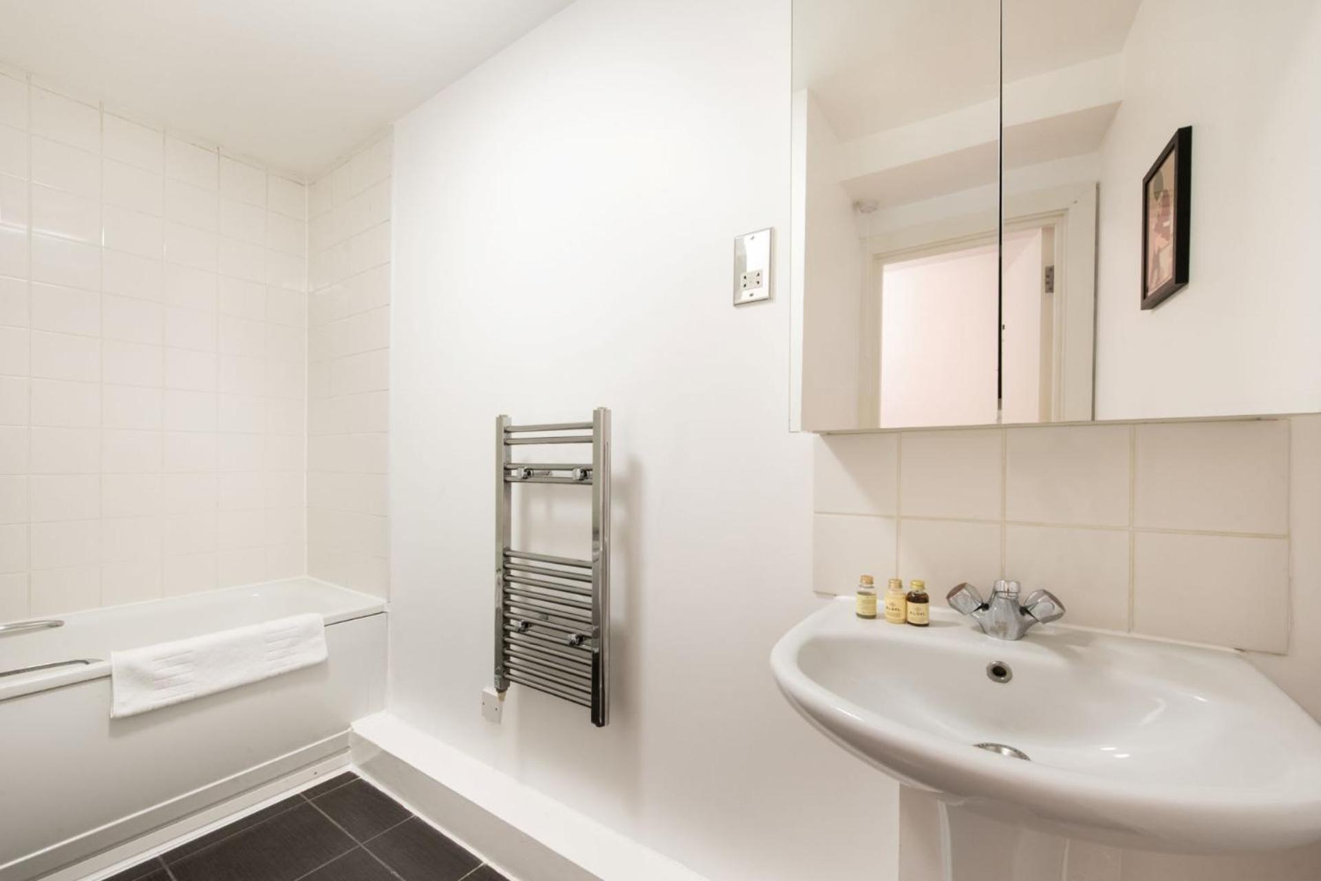 The Queen's Retreat - Camden - By Frankie Says Apartamento *