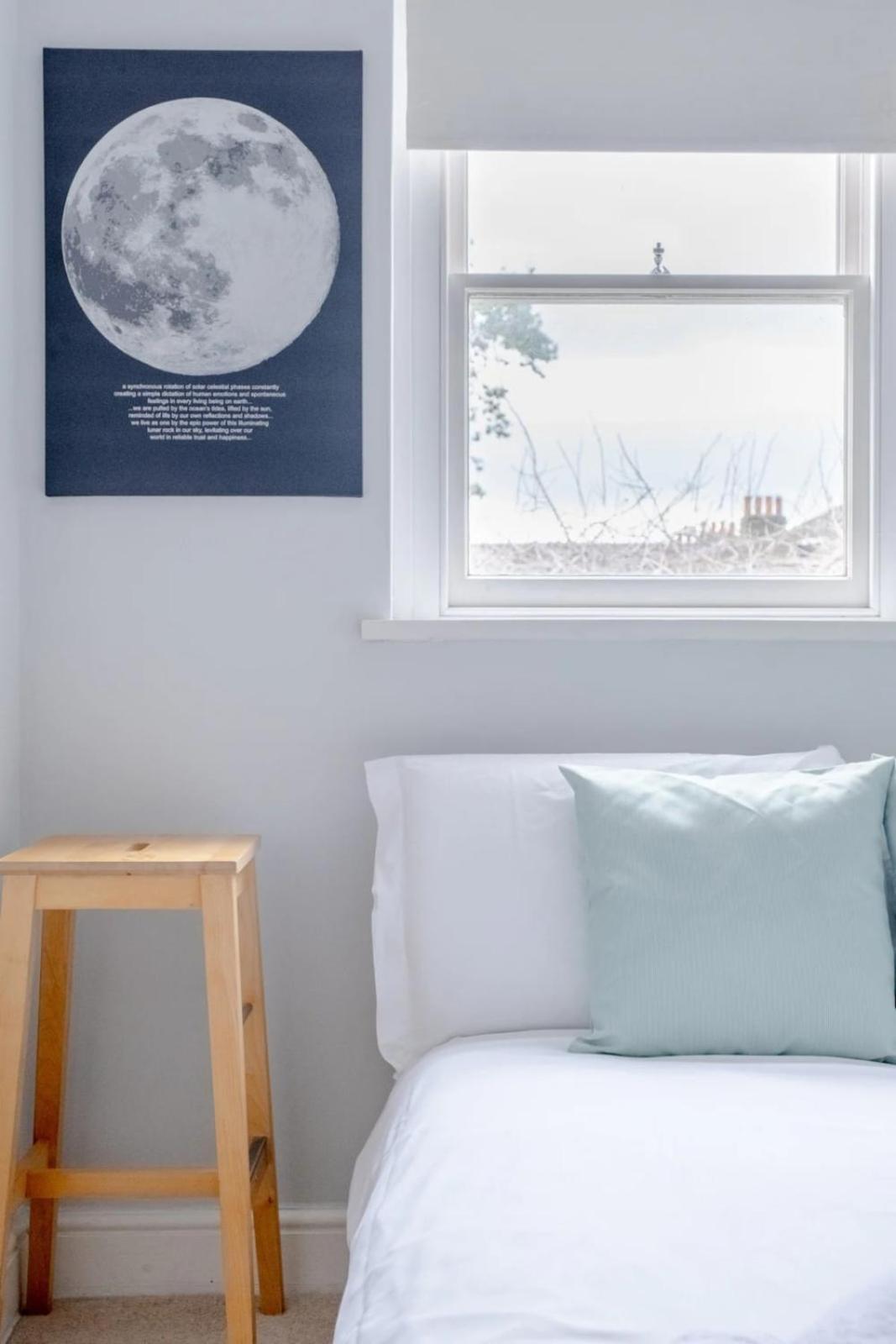 Airy 2 Bedroom Next To Clapham Common Apartment
