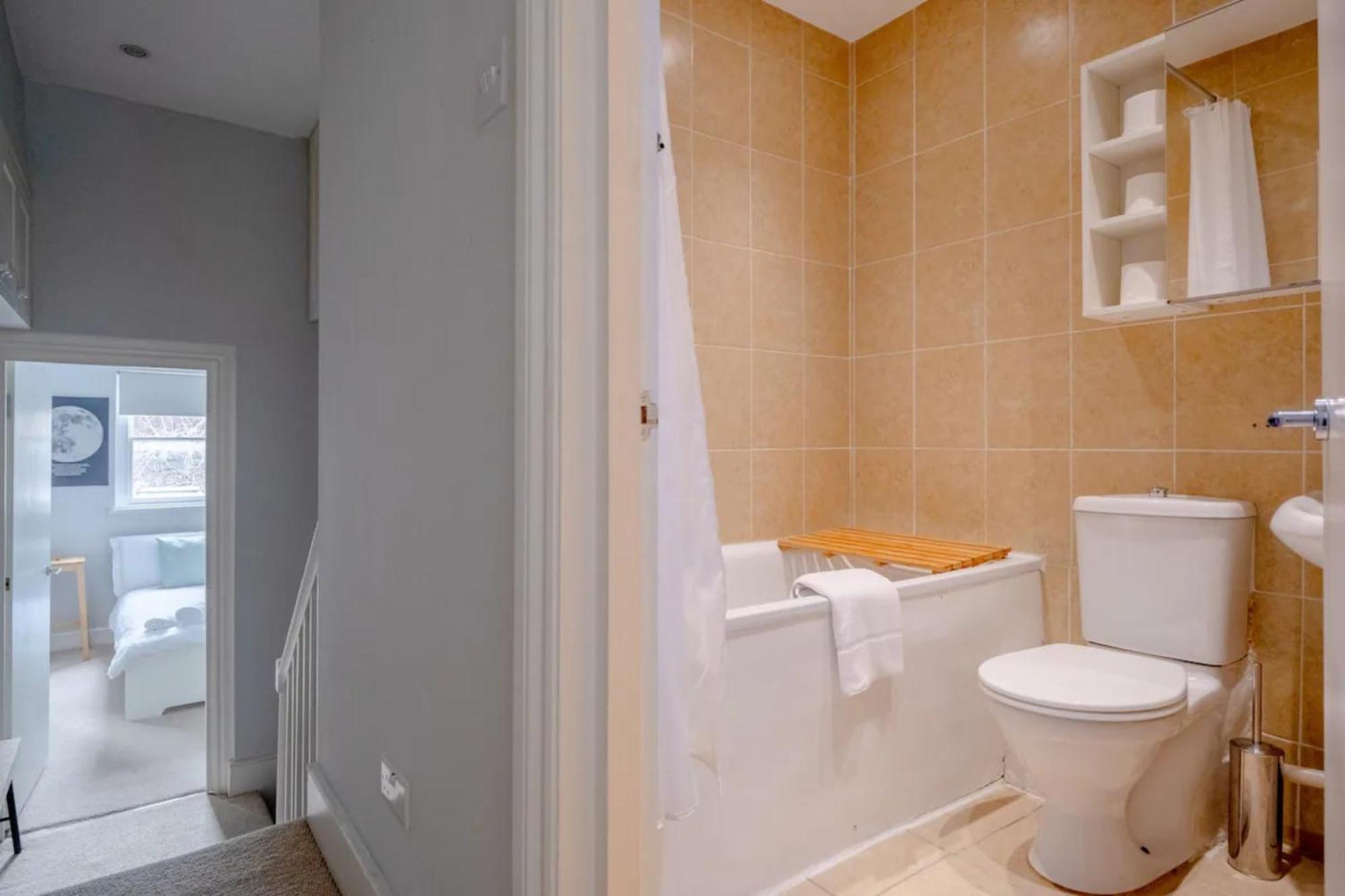 Airy 2 Bedroom Next To Clapham Common Apartment
