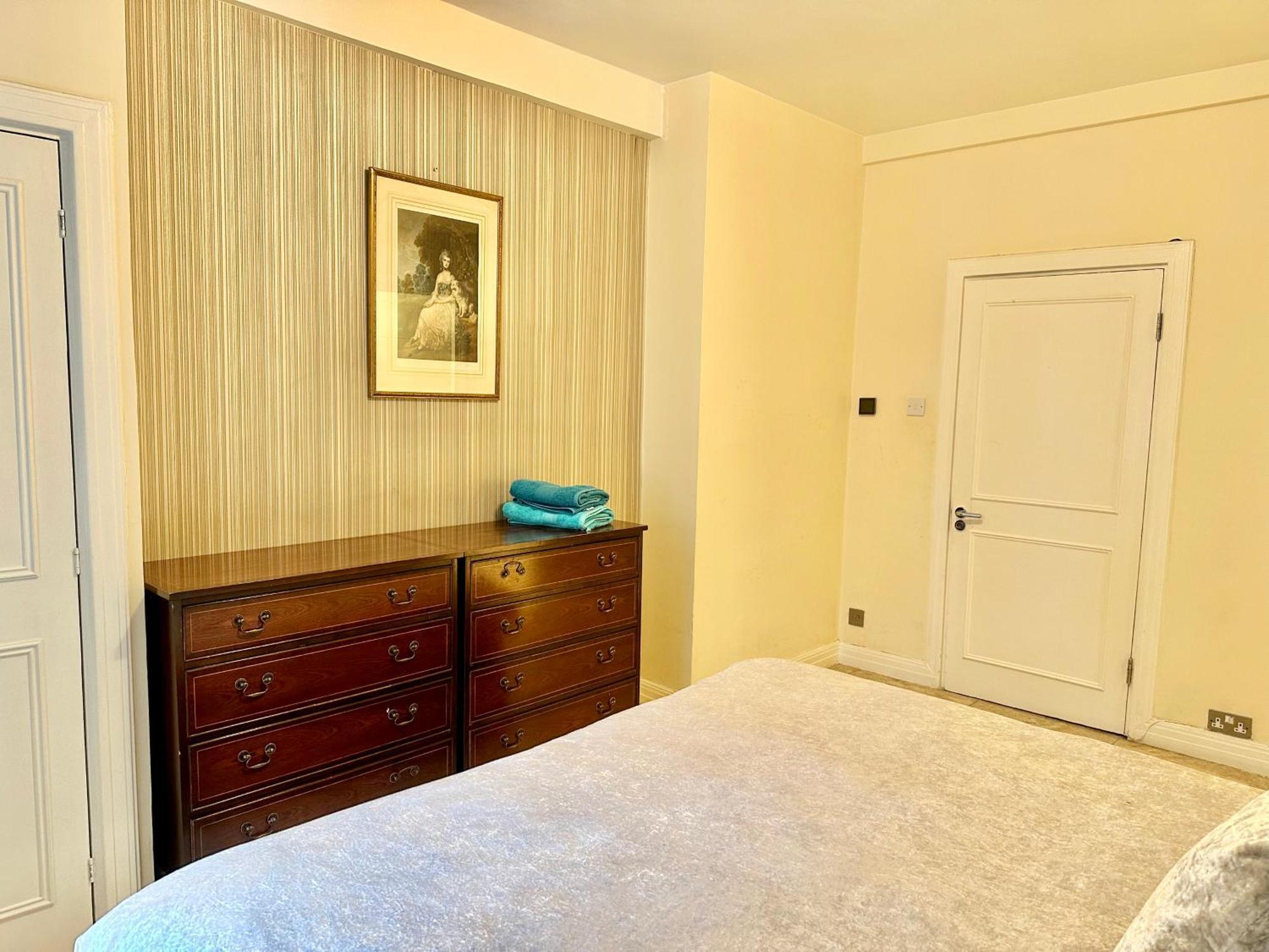 Prime Location - 2 Beds 3 Bath Flat Knightsbridge * London