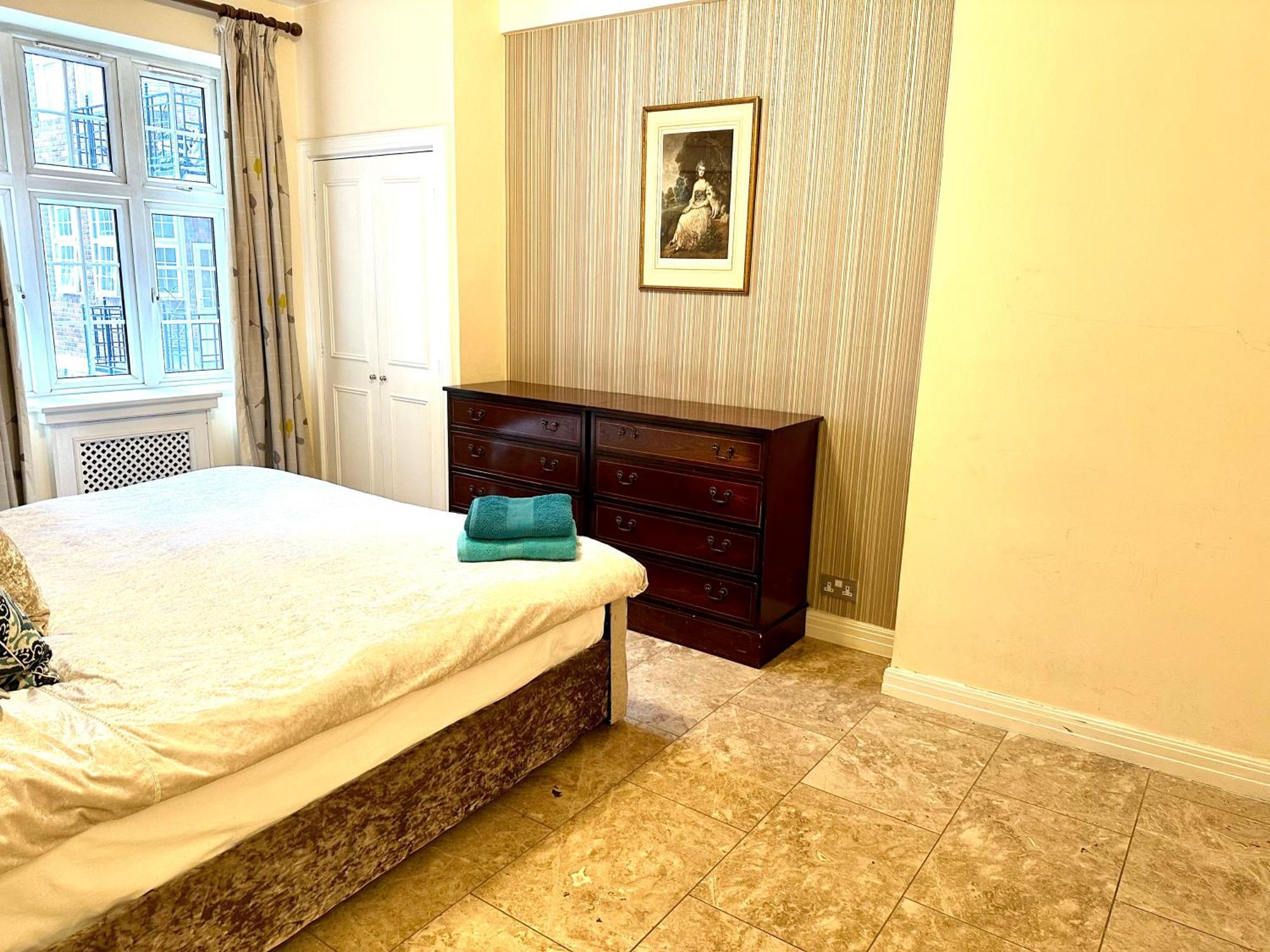 Prime Location - 2 Beds 3 Bath Flat Knightsbridge Apartment *