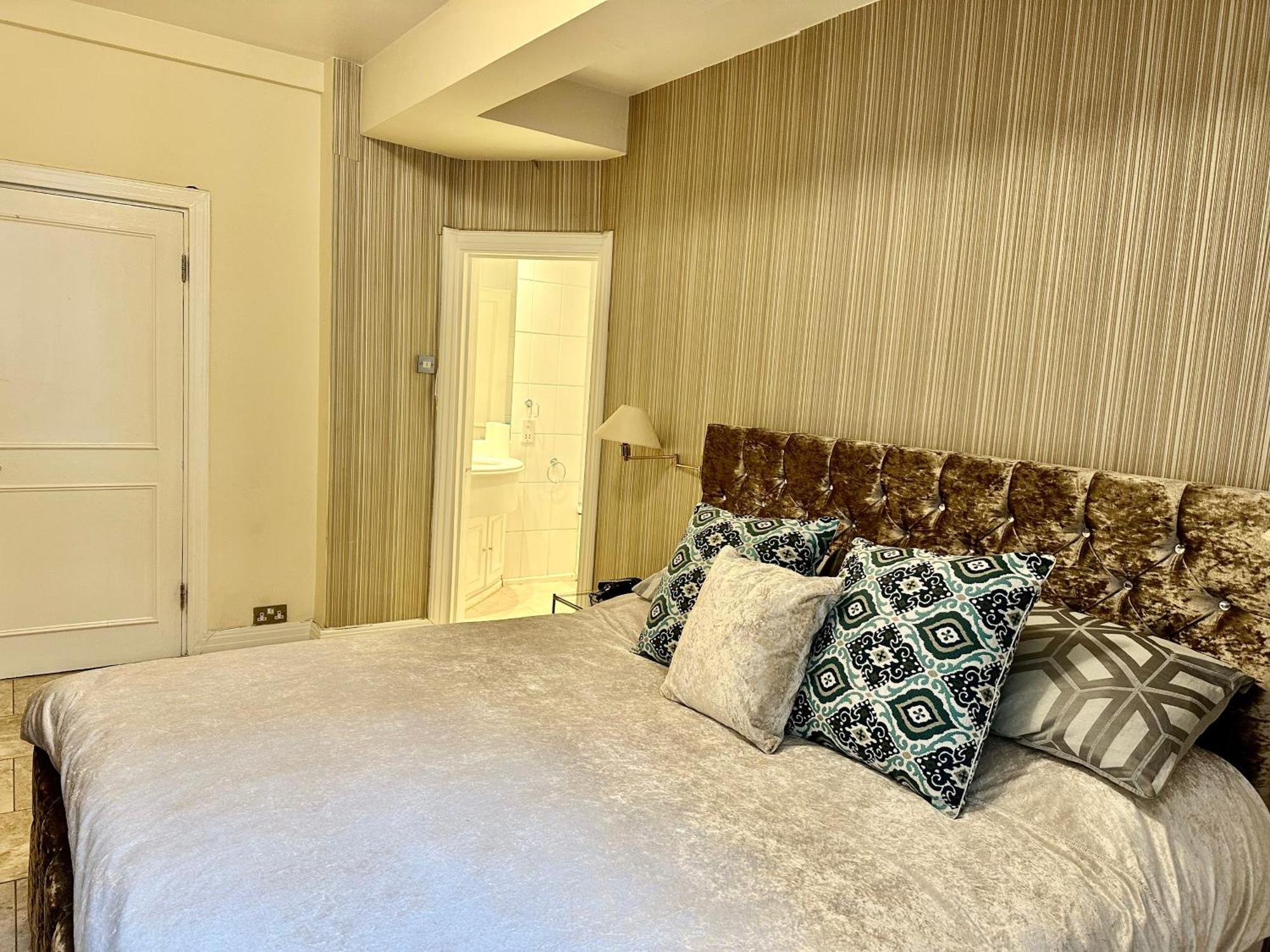 Prime Location - 2 Beds 3 Bath Flat Knightsbridge Apartment