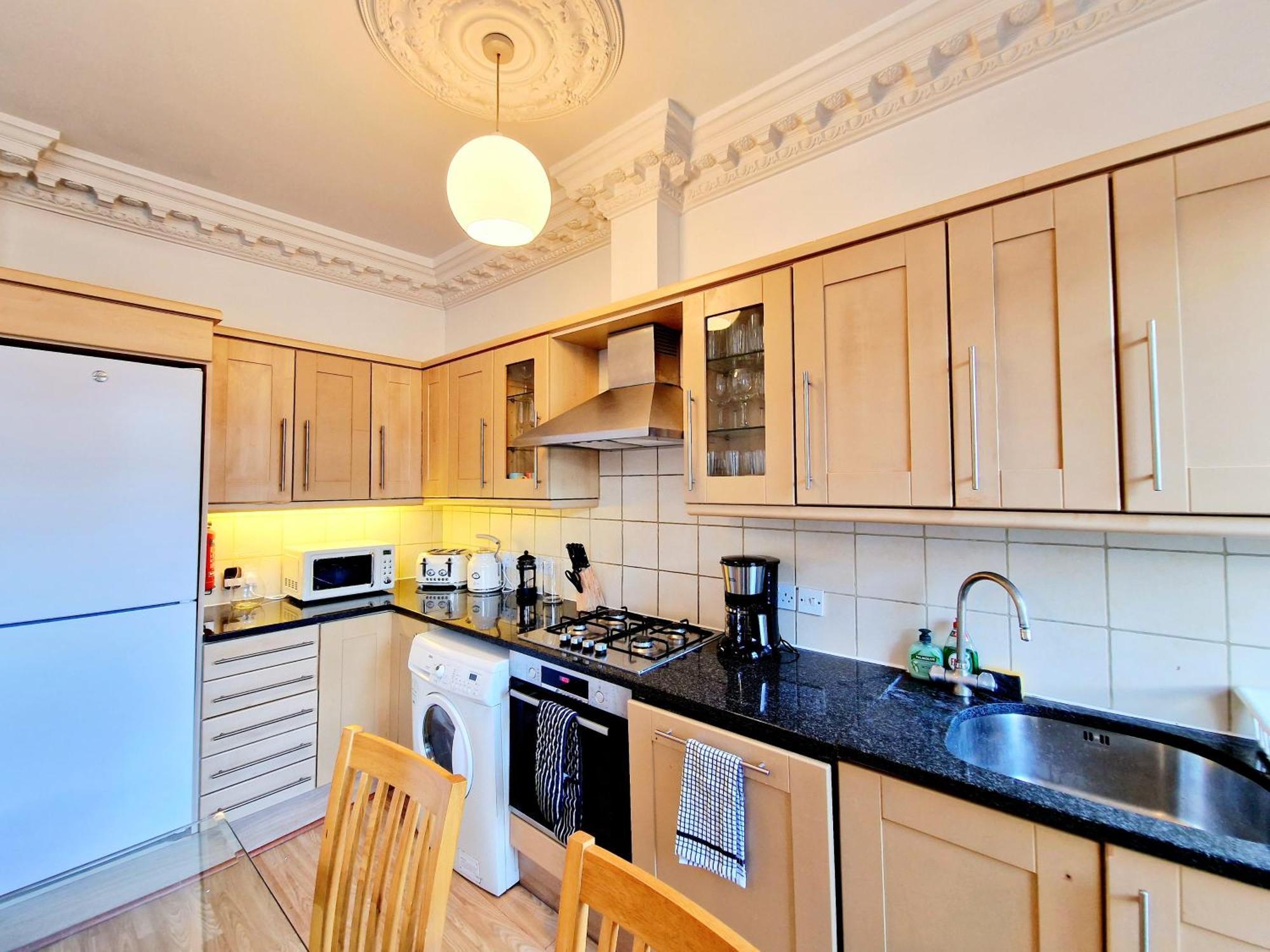 Beautiful Kensington 3 Minutes Walk To Earl's Court Station Apartment *