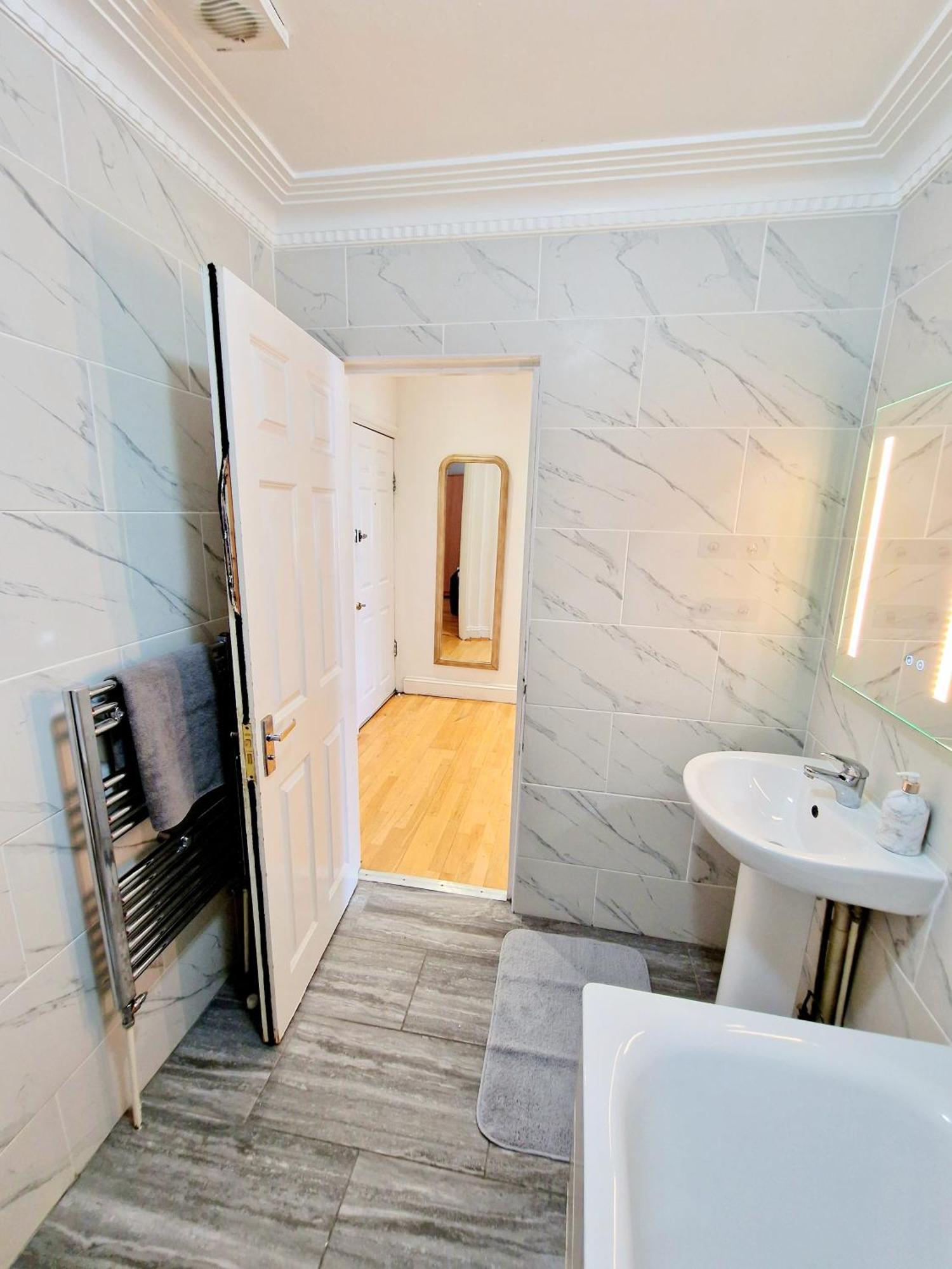Beautiful Kensington 3 Minutes Walk To Earl's Court Station Apartment