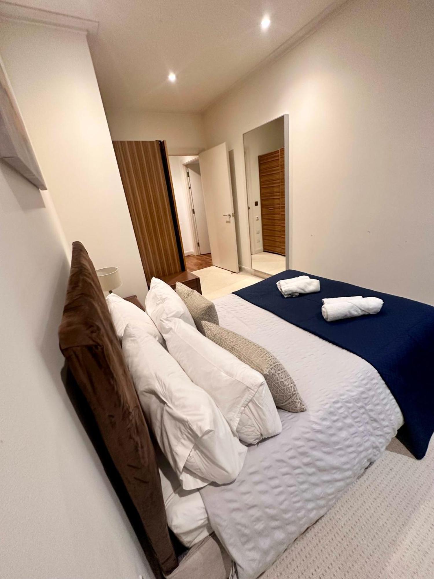 New Two Bedroom With Balcony Apartamento