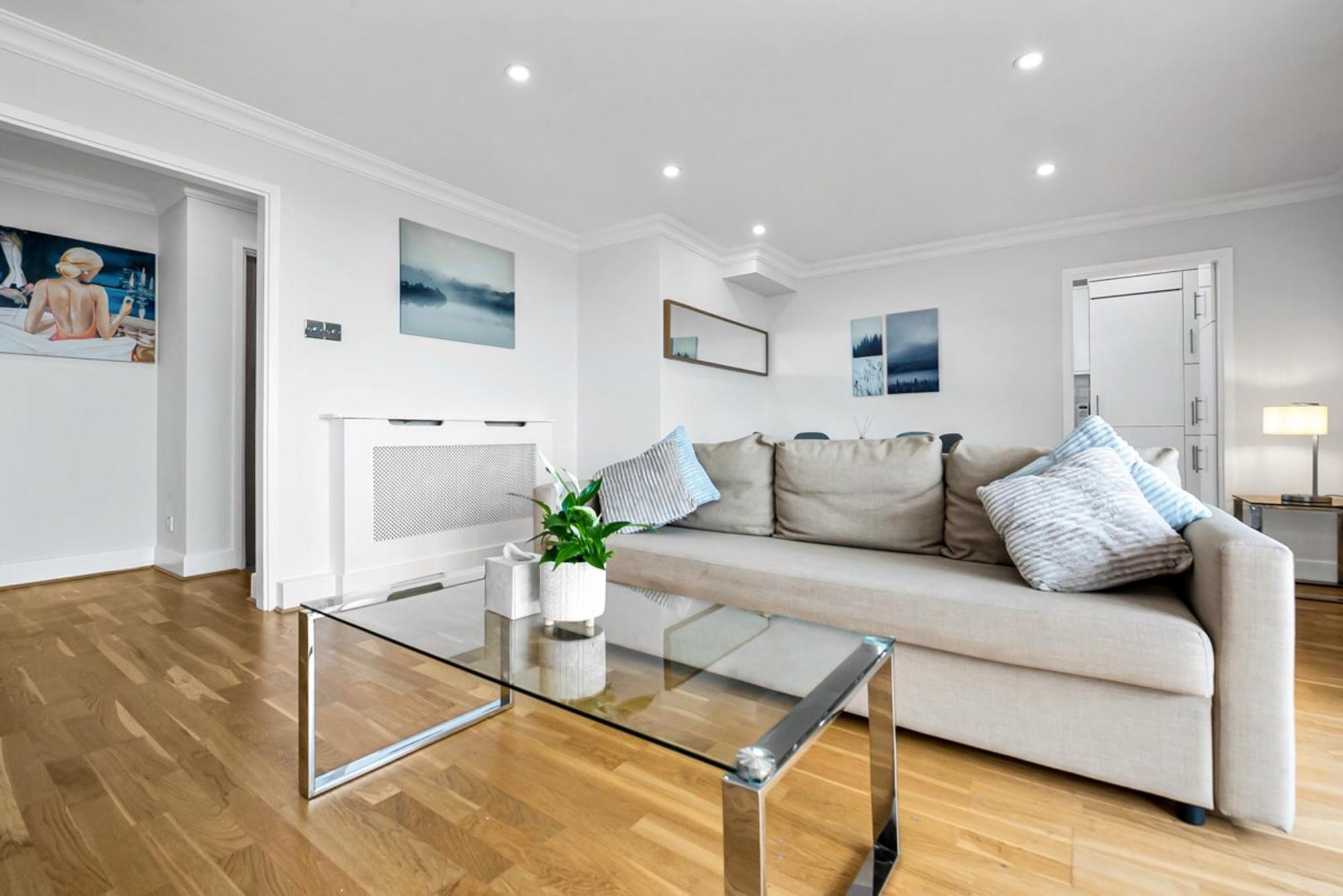 Stunning Flat On King's Road, Chelsea With Balcony Apartment