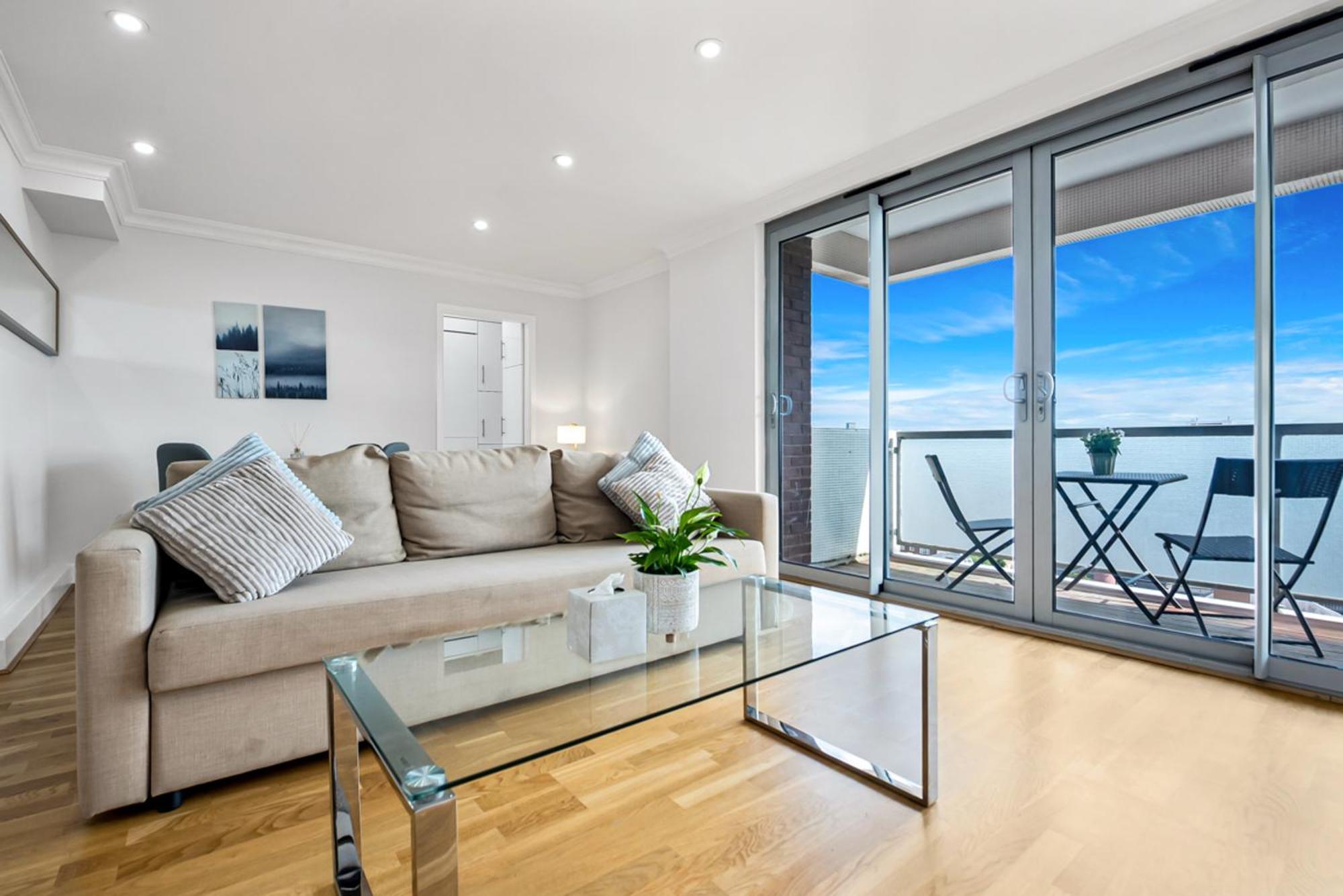 Stunning Flat On King's Road, Chelsea With Balcony *