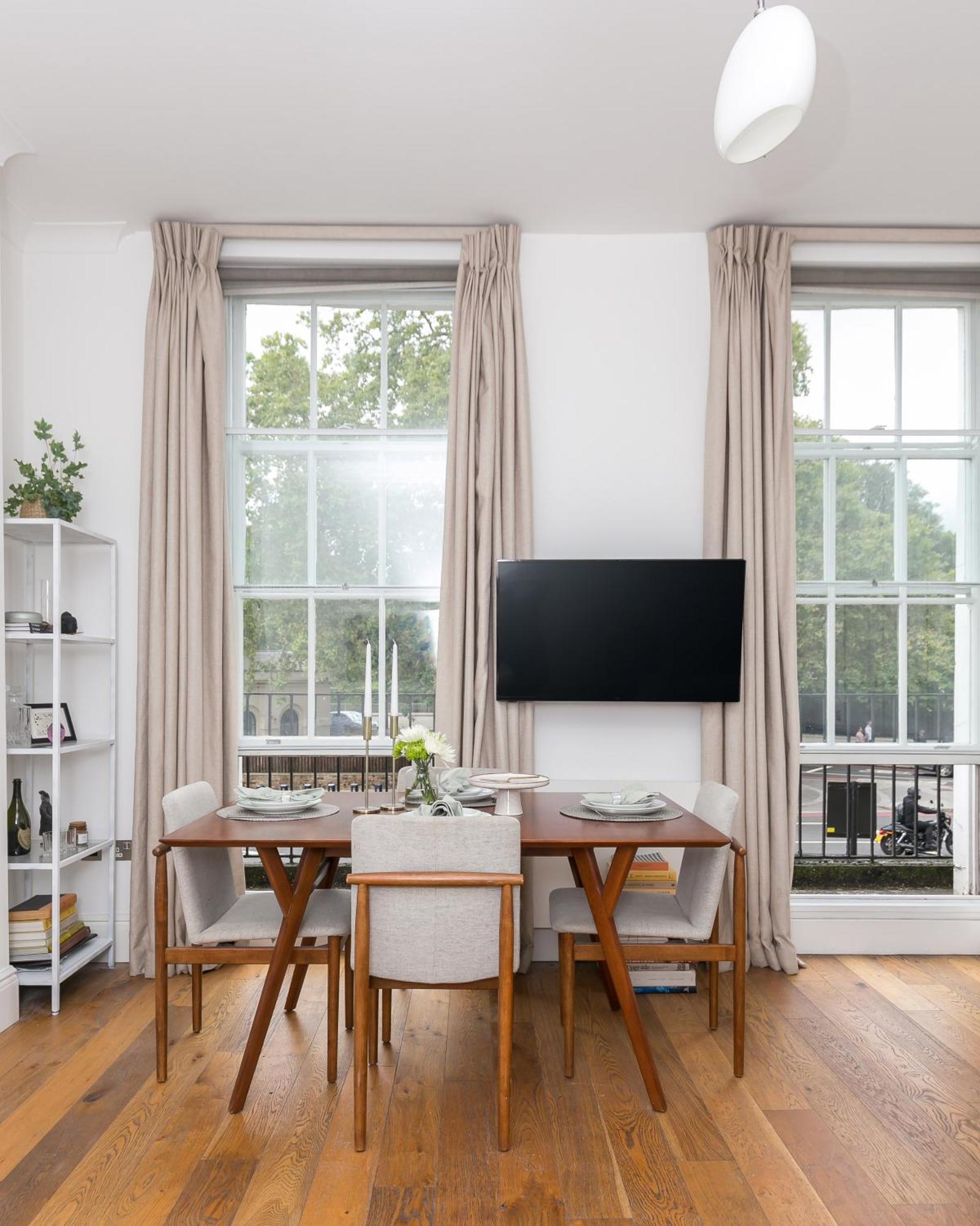 Apartment Light Filled With View Of Regents Park *