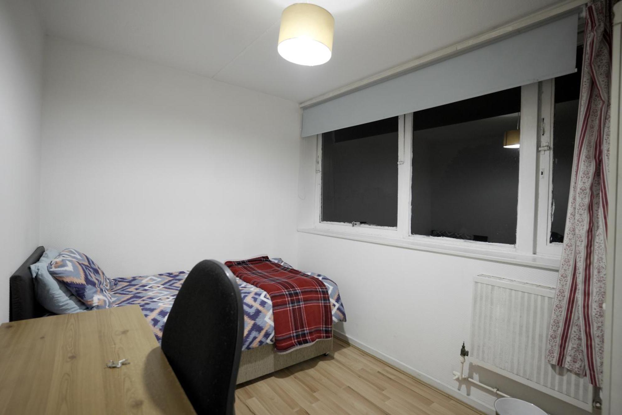 Elephant & Castle - Zone 2 - Private - Shared Bathroom Homestay