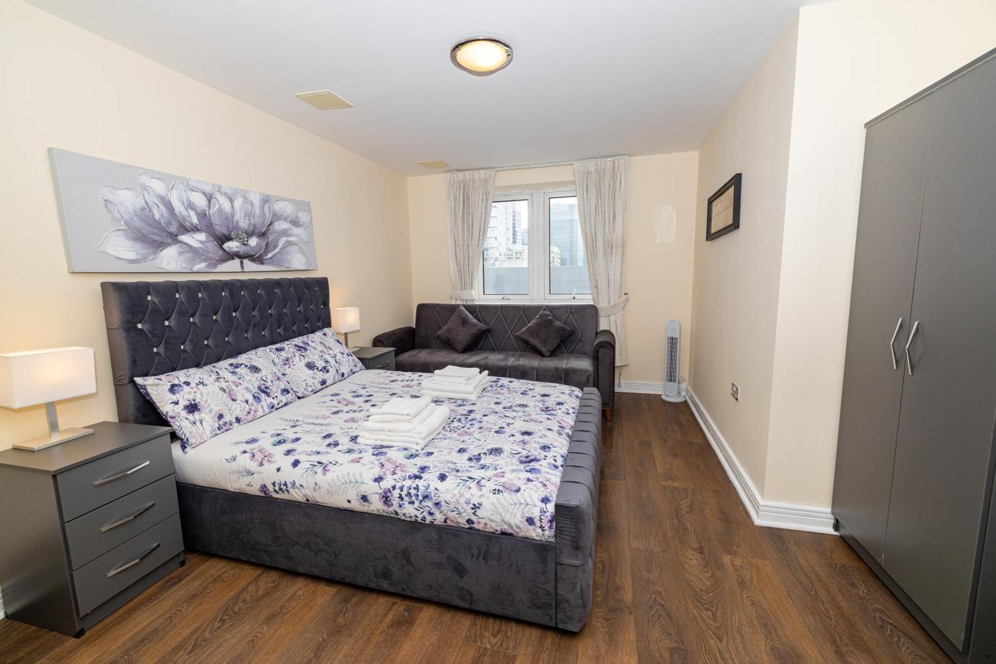 Two Bed Near Canary Wharf Apartment *