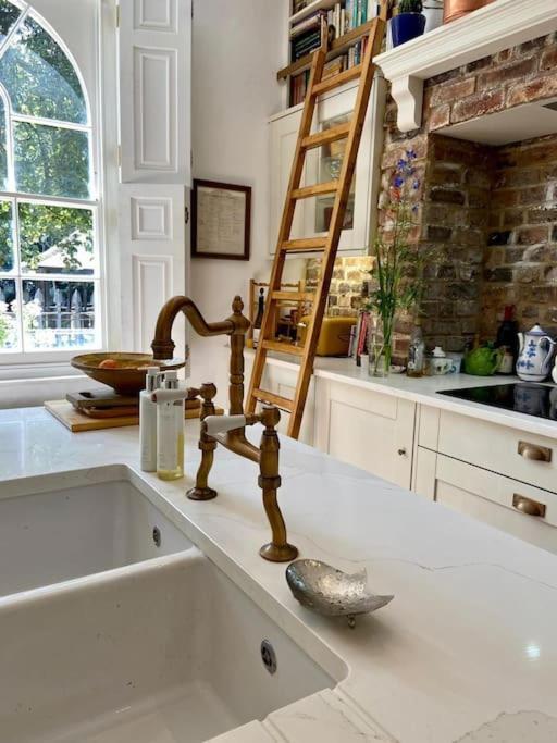 Casa de férias Gorgeous Grade Ii Listed Georgian House - Leafy Square Views - *