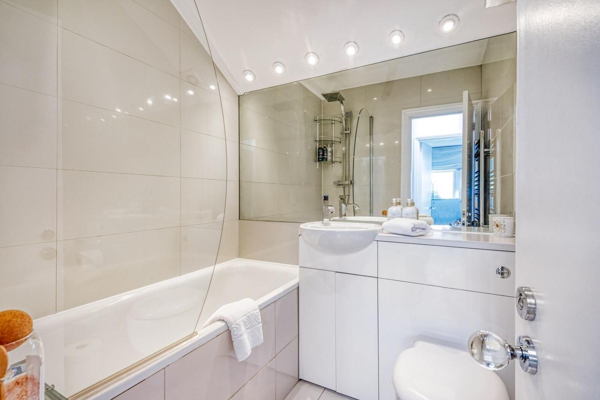 The Luxury 'treehouse' - One Bed Little Venice * London