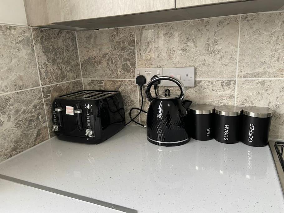 2 Bedroom Flat In Apartment *