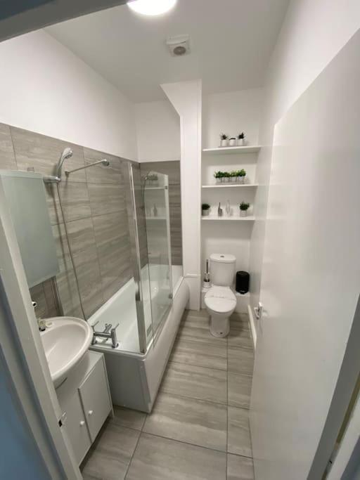 2 Bedroom Flat In London